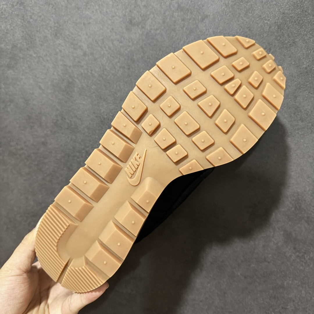 图片[9]-【公司级】Sacai x Nike VaporWaffle 华夫3.0圆头舒适低帮生活休闲鞋 – 鞋头设计：采用圆头设计，能够为脚趾提供较为充裕的空间，避免挤脚，穿着更加舒适，同时也使鞋型看起来更加饱满。 ​- 设计风格：作为sacai与Nike的联名款，该鞋款延续了sacai独特的解构主义设计风格，将Nike的经典元素进行重新组合与叠加，如双鞋舌、双鞋带、双Swoosh标志等，展现出强烈的层次感和独特的时尚感。 – 鞋底性能：中底采用双层泡沫中底，结合了Nike Vaporfly的现代中底技术和1983年Pegasus的复古中底设计，提供良好的缓震效果。外底为经典的Waffle华夫底，抓地力强，适合多种地面行走。 ​货号：DD1875-001 尺码：36-47.5-选品中心