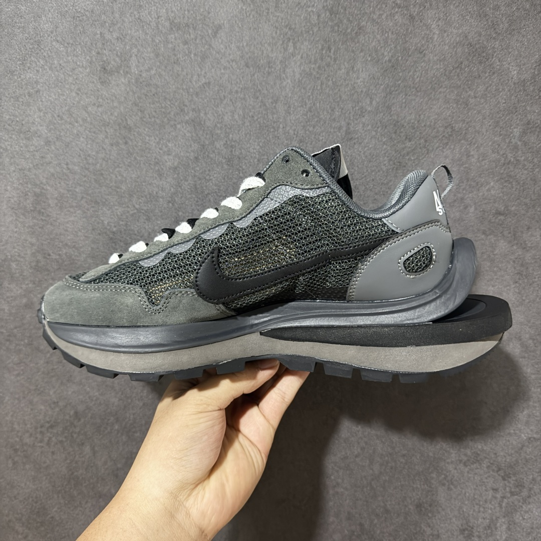 图片[2]-【公司级】Sacai x Nike VaporWaffle 华夫3.0圆头舒适低帮生活休闲鞋 – 鞋头设计：采用圆头设计，能够为脚趾提供较为充裕的空间，避免挤脚，穿着更加舒适，同时也使鞋型看起来更加饱满。 ​- 设计风格：作为sacai与Nike的联名款，该鞋款延续了sacai独特的解构主义设计风格，将Nike的经典元素进行重新组合与叠加，如双鞋舌、双鞋带、双Swoosh标志等，展现出强烈的层次感和独特的时尚感。 – 鞋底性能：中底采用双层泡沫中底，结合了Nike Vaporfly的现代中底技术和1983年Pegasus的复古中底设计，提供良好的缓震效果。外底为经典的Waffle华夫底，抓地力强，适合多种地面行走。 ​货号：CV1363-105 尺码：36-47.5-选品中心