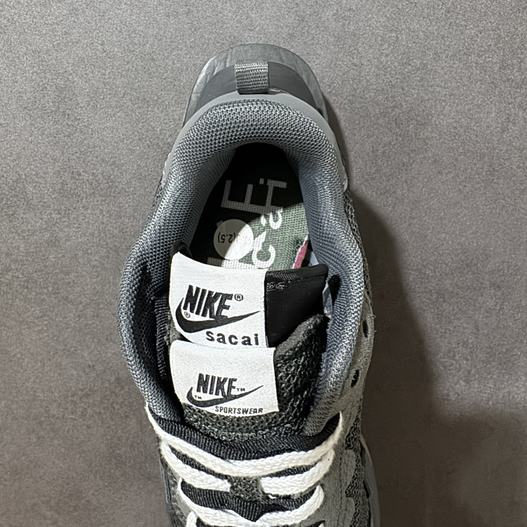 图片[6]-【公司级】Sacai x Nike VaporWaffle 华夫3.0圆头舒适低帮生活休闲鞋 – 鞋头设计：采用圆头设计，能够为脚趾提供较为充裕的空间，避免挤脚，穿着更加舒适，同时也使鞋型看起来更加饱满。 ​- 设计风格：作为sacai与Nike的联名款，该鞋款延续了sacai独特的解构主义设计风格，将Nike的经典元素进行重新组合与叠加，如双鞋舌、双鞋带、双Swoosh标志等，展现出强烈的层次感和独特的时尚感。 – 鞋底性能：中底采用双层泡沫中底，结合了Nike Vaporfly的现代中底技术和1983年Pegasus的复古中底设计，提供良好的缓震效果。外底为经典的Waffle华夫底，抓地力强，适合多种地面行走。 ​货号：CV1363-105 尺码：36-47.5-选品中心