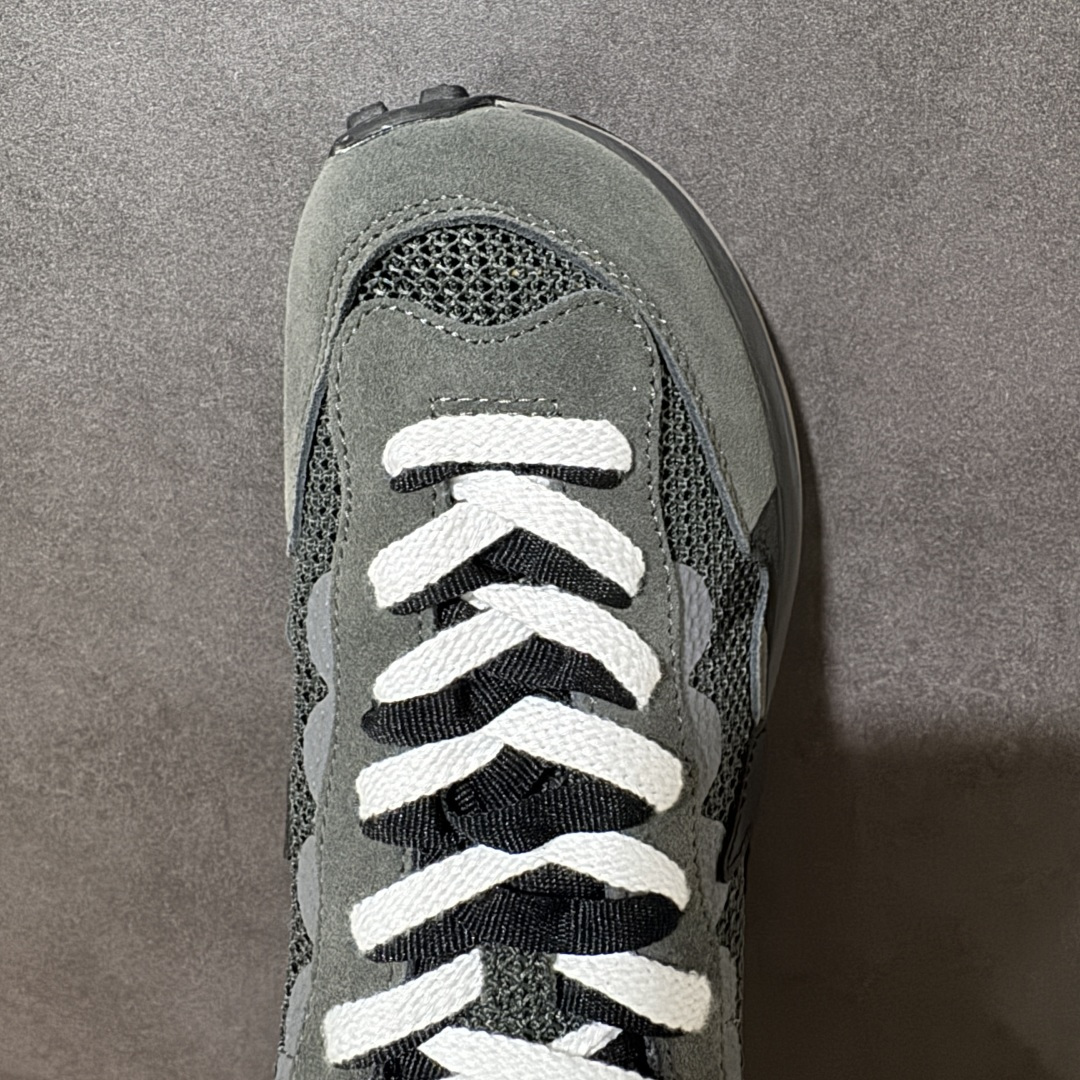 图片[5]-【公司级】Sacai x Nike VaporWaffle 华夫3.0圆头舒适低帮生活休闲鞋 – 鞋头设计：采用圆头设计，能够为脚趾提供较为充裕的空间，避免挤脚，穿着更加舒适，同时也使鞋型看起来更加饱满。 ​- 设计风格：作为sacai与Nike的联名款，该鞋款延续了sacai独特的解构主义设计风格，将Nike的经典元素进行重新组合与叠加，如双鞋舌、双鞋带、双Swoosh标志等，展现出强烈的层次感和独特的时尚感。 – 鞋底性能：中底采用双层泡沫中底，结合了Nike Vaporfly的现代中底技术和1983年Pegasus的复古中底设计，提供良好的缓震效果。外底为经典的Waffle华夫底，抓地力强，适合多种地面行走。 ​货号：CV1363-105 尺码：36-47.5-选品中心