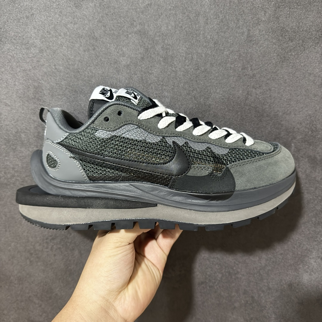 【公司级】Sacai x Nike VaporWaffle 华夫3.0圆头舒适低帮生活休闲鞋 - 鞋头设计：采用圆头设计，能够为脚趾提供较为充裕的空间，避免挤脚，穿着更加舒适，同时也使鞋型看起来更加饱满。 ​- 设计风格：作为sacai与Nike的联名款，该鞋款延续了sacai独特的解构主义设计风格，将Nike的经典元素进行重新组合与叠加，如双鞋舌、双鞋带、双Swoosh标志等，展现出强烈的层次感和独特的时尚感。 - 鞋底性能：中底采用双层泡沫中底，结合了Nike Vaporfly的现代中底技术和1983年Pegasus的复古中底设计，提供良好的缓震效果。外底为经典的Waffle华夫底，抓地力强，适合多种地面行走。 ​货号：CV1363-105 尺码：36-47.5-选品中心