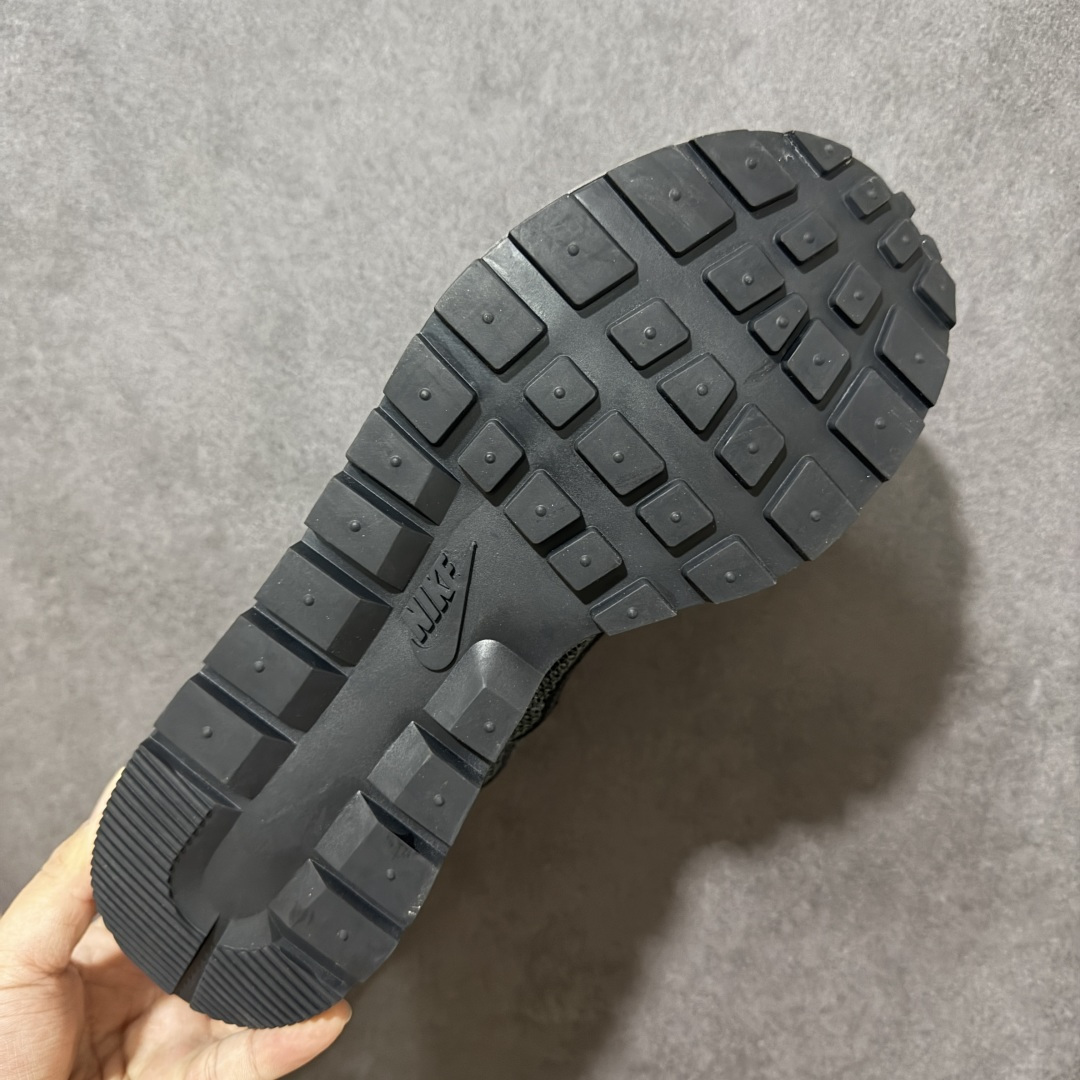 图片[9]-【公司级】Sacai x Nike VaporWaffle 华夫3.0圆头舒适低帮生活休闲鞋 – 鞋头设计：采用圆头设计，能够为脚趾提供较为充裕的空间，避免挤脚，穿着更加舒适，同时也使鞋型看起来更加饱满。 ​- 设计风格：作为sacai与Nike的联名款，该鞋款延续了sacai独特的解构主义设计风格，将Nike的经典元素进行重新组合与叠加，如双鞋舌、双鞋带、双Swoosh标志等，展现出强烈的层次感和独特的时尚感。 – 鞋底性能：中底采用双层泡沫中底，结合了Nike Vaporfly的现代中底技术和1983年Pegasus的复古中底设计，提供良好的缓震效果。外底为经典的Waffle华夫底，抓地力强，适合多种地面行走。 ​货号：CV1363-105 尺码：36-47.5-选品中心