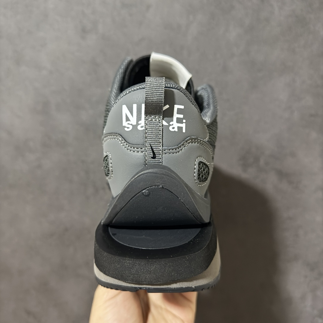 图片[4]-【公司级】Sacai x Nike VaporWaffle 华夫3.0圆头舒适低帮生活休闲鞋 – 鞋头设计：采用圆头设计，能够为脚趾提供较为充裕的空间，避免挤脚，穿着更加舒适，同时也使鞋型看起来更加饱满。 ​- 设计风格：作为sacai与Nike的联名款，该鞋款延续了sacai独特的解构主义设计风格，将Nike的经典元素进行重新组合与叠加，如双鞋舌、双鞋带、双Swoosh标志等，展现出强烈的层次感和独特的时尚感。 – 鞋底性能：中底采用双层泡沫中底，结合了Nike Vaporfly的现代中底技术和1983年Pegasus的复古中底设计，提供良好的缓震效果。外底为经典的Waffle华夫底，抓地力强，适合多种地面行走。 ​货号：CV1363-105 尺码：36-47.5-选品中心