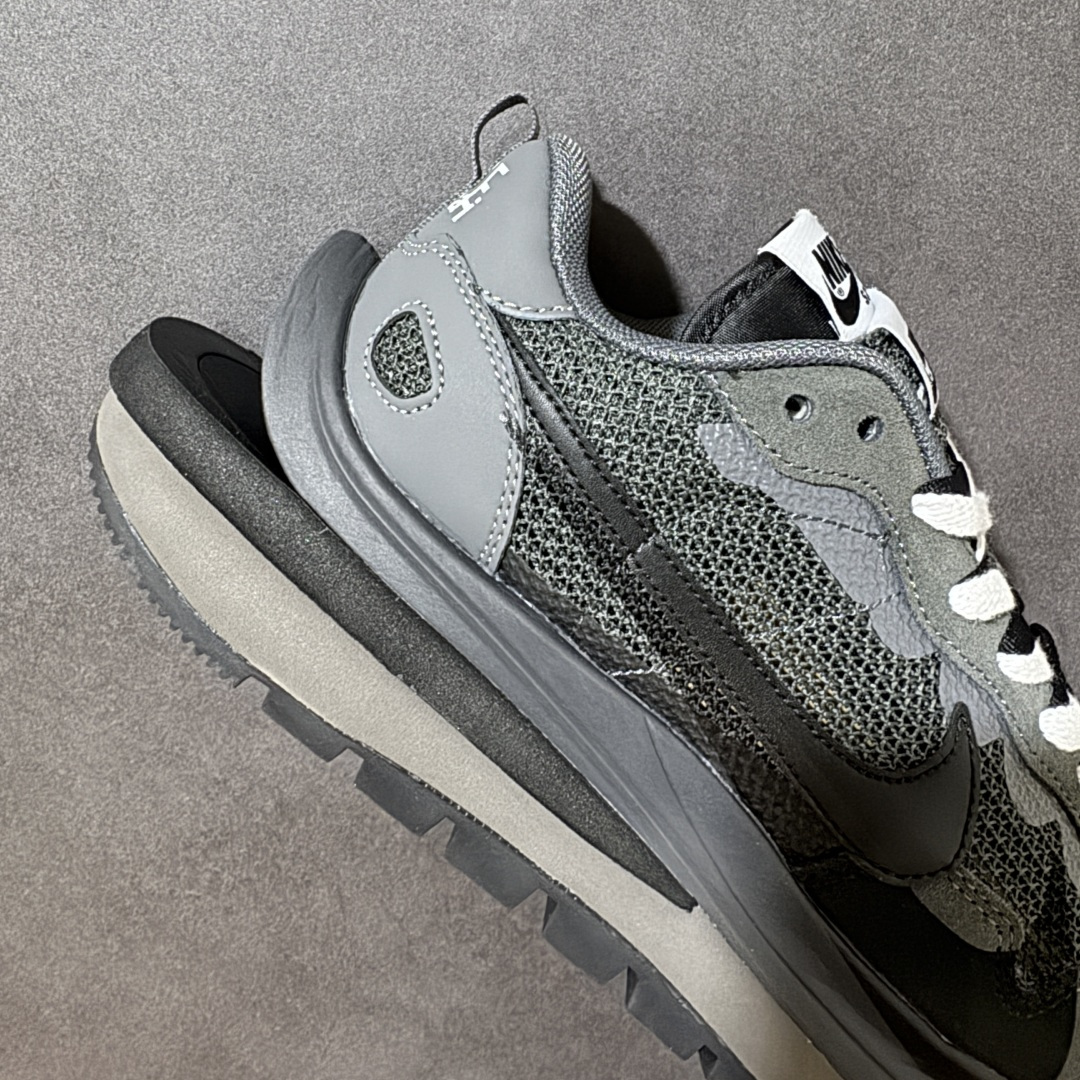 图片[7]-【公司级】Sacai x Nike VaporWaffle 华夫3.0圆头舒适低帮生活休闲鞋 – 鞋头设计：采用圆头设计，能够为脚趾提供较为充裕的空间，避免挤脚，穿着更加舒适，同时也使鞋型看起来更加饱满。 ​- 设计风格：作为sacai与Nike的联名款，该鞋款延续了sacai独特的解构主义设计风格，将Nike的经典元素进行重新组合与叠加，如双鞋舌、双鞋带、双Swoosh标志等，展现出强烈的层次感和独特的时尚感。 – 鞋底性能：中底采用双层泡沫中底，结合了Nike Vaporfly的现代中底技术和1983年Pegasus的复古中底设计，提供良好的缓震效果。外底为经典的Waffle华夫底，抓地力强，适合多种地面行走。 ​货号：CV1363-105 尺码：36-47.5-选品中心