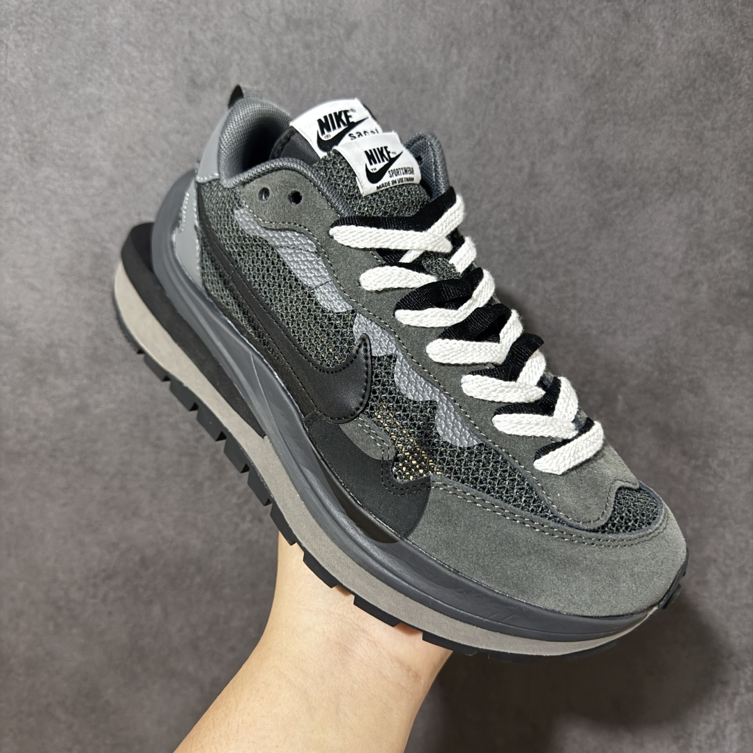 图片[3]-【公司级】Sacai x Nike VaporWaffle 华夫3.0圆头舒适低帮生活休闲鞋 – 鞋头设计：采用圆头设计，能够为脚趾提供较为充裕的空间，避免挤脚，穿着更加舒适，同时也使鞋型看起来更加饱满。 ​- 设计风格：作为sacai与Nike的联名款，该鞋款延续了sacai独特的解构主义设计风格，将Nike的经典元素进行重新组合与叠加，如双鞋舌、双鞋带、双Swoosh标志等，展现出强烈的层次感和独特的时尚感。 – 鞋底性能：中底采用双层泡沫中底，结合了Nike Vaporfly的现代中底技术和1983年Pegasus的复古中底设计，提供良好的缓震效果。外底为经典的Waffle华夫底，抓地力强，适合多种地面行走。 ​货号：CV1363-105 尺码：36-47.5-选品中心