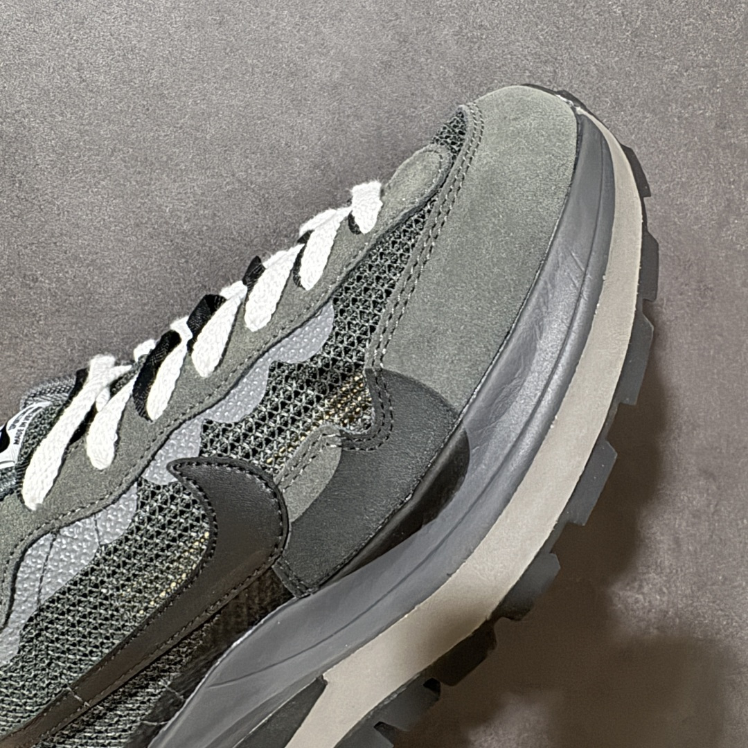 图片[8]-【公司级】Sacai x Nike VaporWaffle 华夫3.0圆头舒适低帮生活休闲鞋 – 鞋头设计：采用圆头设计，能够为脚趾提供较为充裕的空间，避免挤脚，穿着更加舒适，同时也使鞋型看起来更加饱满。 ​- 设计风格：作为sacai与Nike的联名款，该鞋款延续了sacai独特的解构主义设计风格，将Nike的经典元素进行重新组合与叠加，如双鞋舌、双鞋带、双Swoosh标志等，展现出强烈的层次感和独特的时尚感。 – 鞋底性能：中底采用双层泡沫中底，结合了Nike Vaporfly的现代中底技术和1983年Pegasus的复古中底设计，提供良好的缓震效果。外底为经典的Waffle华夫底，抓地力强，适合多种地面行走。 ​货号：CV1363-105 尺码：36-47.5-选品中心