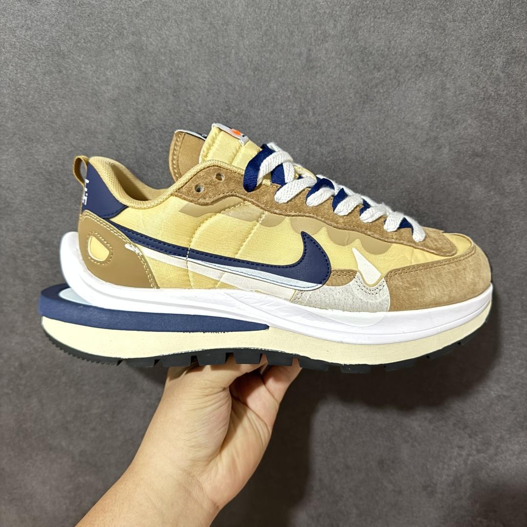 【公司级】Sacai x Nike VaporWaffle 华夫3.0圆头舒适低帮生活休闲鞋 - 鞋头设计：采用圆头设计，能够为脚趾提供较为充裕的空间，避免挤脚，穿着更加舒适，同时也使鞋型看起来更加饱满。 ​- 设计风格：作为sacai与Nike的联名款，该鞋款延续了sacai独特的解构主义设计风格，将Nike的经典元素进行重新组合与叠加，如双鞋舌、双鞋带、双Swoosh标志等，展现出强烈的层次感和独特的时尚感。 - 鞋底性能：中底采用双层泡沫中底，结合了Nike Vaporfly的现代中底技术和1983年Pegasus的复古中底设计，提供良好的缓震效果。外底为经典的Waffle华夫底，抓地力强，适合多种地面行走。 ​货号：DD1875-200 尺码：36-47.5-选品中心