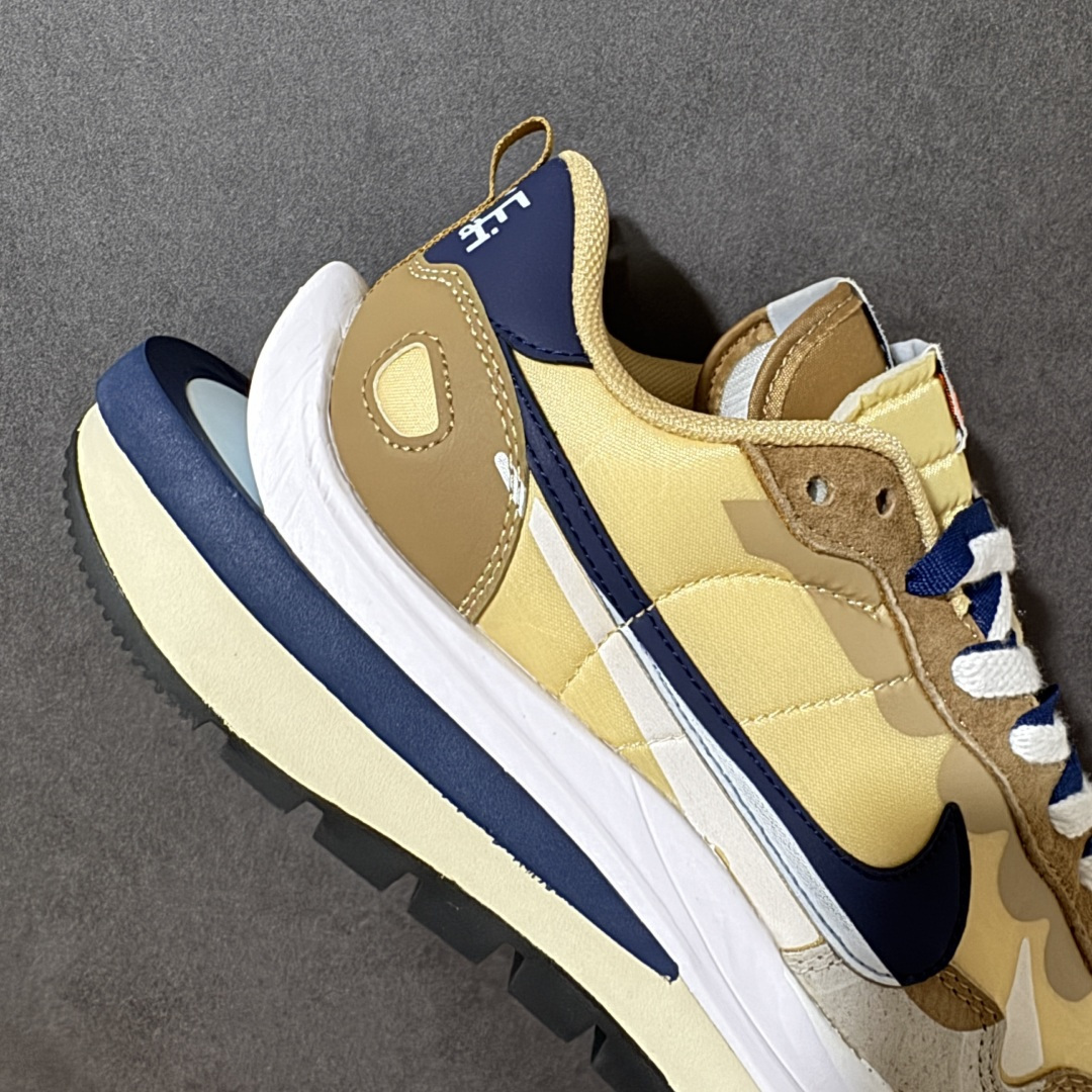 图片[7]-【公司级】Sacai x Nike VaporWaffle 华夫3.0圆头舒适低帮生活休闲鞋 – 鞋头设计：采用圆头设计，能够为脚趾提供较为充裕的空间，避免挤脚，穿着更加舒适，同时也使鞋型看起来更加饱满。 ​- 设计风格：作为sacai与Nike的联名款，该鞋款延续了sacai独特的解构主义设计风格，将Nike的经典元素进行重新组合与叠加，如双鞋舌、双鞋带、双Swoosh标志等，展现出强烈的层次感和独特的时尚感。 – 鞋底性能：中底采用双层泡沫中底，结合了Nike Vaporfly的现代中底技术和1983年Pegasus的复古中底设计，提供良好的缓震效果。外底为经典的Waffle华夫底，抓地力强，适合多种地面行走。 ​货号：DD1875-200 尺码：36-47.5-选品中心