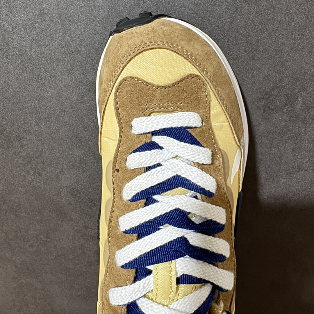 图片[5]-【公司级】Sacai x Nike VaporWaffle 华夫3.0圆头舒适低帮生活休闲鞋 – 鞋头设计：采用圆头设计，能够为脚趾提供较为充裕的空间，避免挤脚，穿着更加舒适，同时也使鞋型看起来更加饱满。 ​- 设计风格：作为sacai与Nike的联名款，该鞋款延续了sacai独特的解构主义设计风格，将Nike的经典元素进行重新组合与叠加，如双鞋舌、双鞋带、双Swoosh标志等，展现出强烈的层次感和独特的时尚感。 – 鞋底性能：中底采用双层泡沫中底，结合了Nike Vaporfly的现代中底技术和1983年Pegasus的复古中底设计，提供良好的缓震效果。外底为经典的Waffle华夫底，抓地力强，适合多种地面行走。 ​货号：DD1875-200 尺码：36-47.5-选品中心