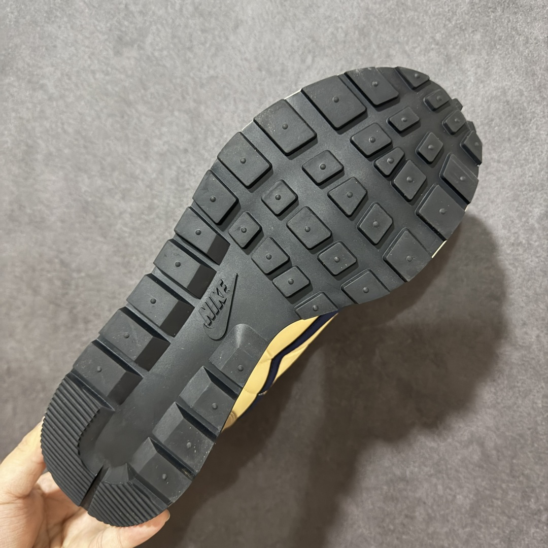 图片[9]-【公司级】Sacai x Nike VaporWaffle 华夫3.0圆头舒适低帮生活休闲鞋 – 鞋头设计：采用圆头设计，能够为脚趾提供较为充裕的空间，避免挤脚，穿着更加舒适，同时也使鞋型看起来更加饱满。 ​- 设计风格：作为sacai与Nike的联名款，该鞋款延续了sacai独特的解构主义设计风格，将Nike的经典元素进行重新组合与叠加，如双鞋舌、双鞋带、双Swoosh标志等，展现出强烈的层次感和独特的时尚感。 – 鞋底性能：中底采用双层泡沫中底，结合了Nike Vaporfly的现代中底技术和1983年Pegasus的复古中底设计，提供良好的缓震效果。外底为经典的Waffle华夫底，抓地力强，适合多种地面行走。 ​货号：DD1875-200 尺码：36-47.5-选品中心