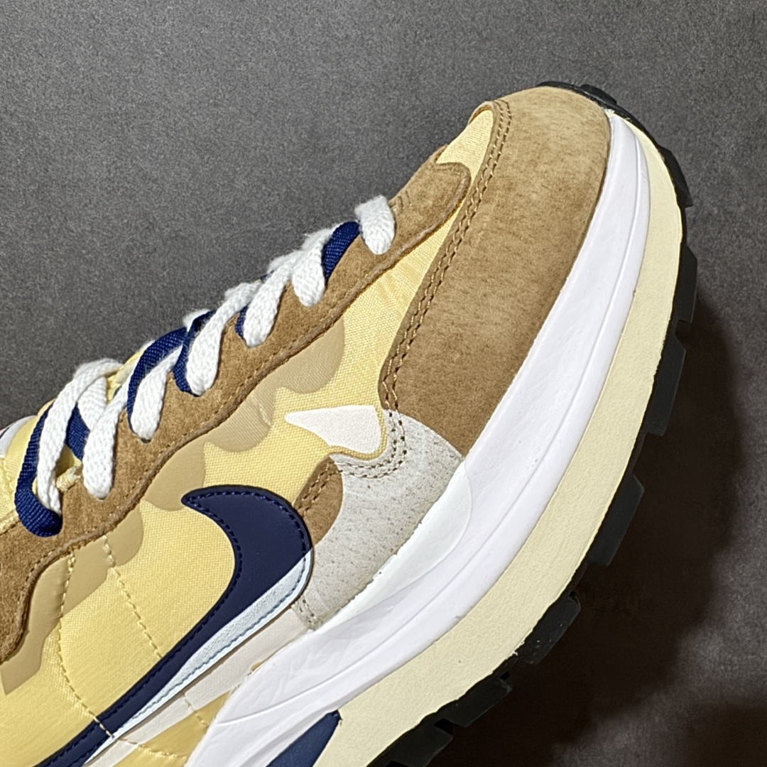 图片[8]-【公司级】Sacai x Nike VaporWaffle 华夫3.0圆头舒适低帮生活休闲鞋 – 鞋头设计：采用圆头设计，能够为脚趾提供较为充裕的空间，避免挤脚，穿着更加舒适，同时也使鞋型看起来更加饱满。 ​- 设计风格：作为sacai与Nike的联名款，该鞋款延续了sacai独特的解构主义设计风格，将Nike的经典元素进行重新组合与叠加，如双鞋舌、双鞋带、双Swoosh标志等，展现出强烈的层次感和独特的时尚感。 – 鞋底性能：中底采用双层泡沫中底，结合了Nike Vaporfly的现代中底技术和1983年Pegasus的复古中底设计，提供良好的缓震效果。外底为经典的Waffle华夫底，抓地力强，适合多种地面行走。 ​货号：DD1875-200 尺码：36-47.5-选品中心