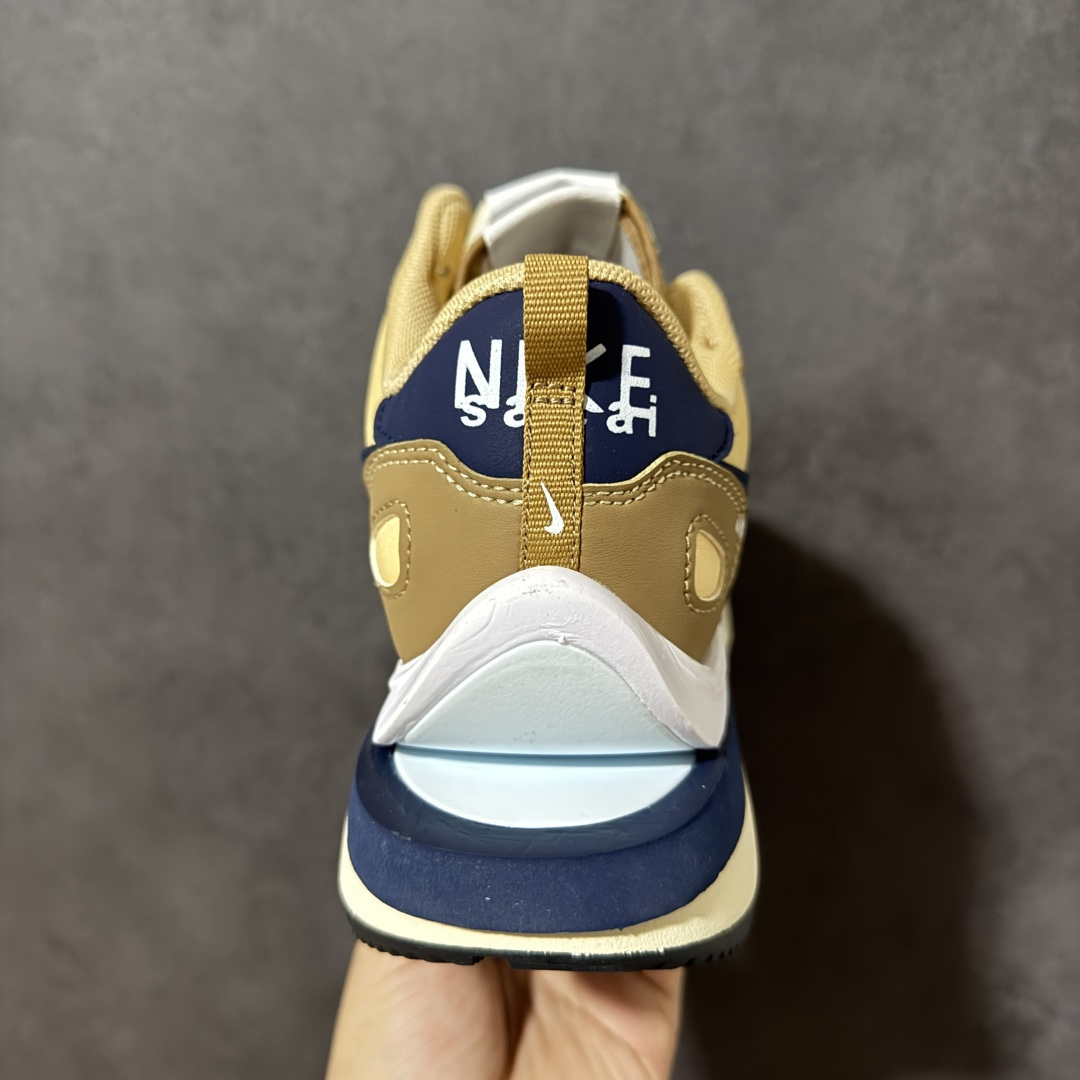 图片[4]-【公司级】Sacai x Nike VaporWaffle 华夫3.0圆头舒适低帮生活休闲鞋 – 鞋头设计：采用圆头设计，能够为脚趾提供较为充裕的空间，避免挤脚，穿着更加舒适，同时也使鞋型看起来更加饱满。 ​- 设计风格：作为sacai与Nike的联名款，该鞋款延续了sacai独特的解构主义设计风格，将Nike的经典元素进行重新组合与叠加，如双鞋舌、双鞋带、双Swoosh标志等，展现出强烈的层次感和独特的时尚感。 – 鞋底性能：中底采用双层泡沫中底，结合了Nike Vaporfly的现代中底技术和1983年Pegasus的复古中底设计，提供良好的缓震效果。外底为经典的Waffle华夫底，抓地力强，适合多种地面行走。 ​货号：DD1875-200 尺码：36-47.5-选品中心