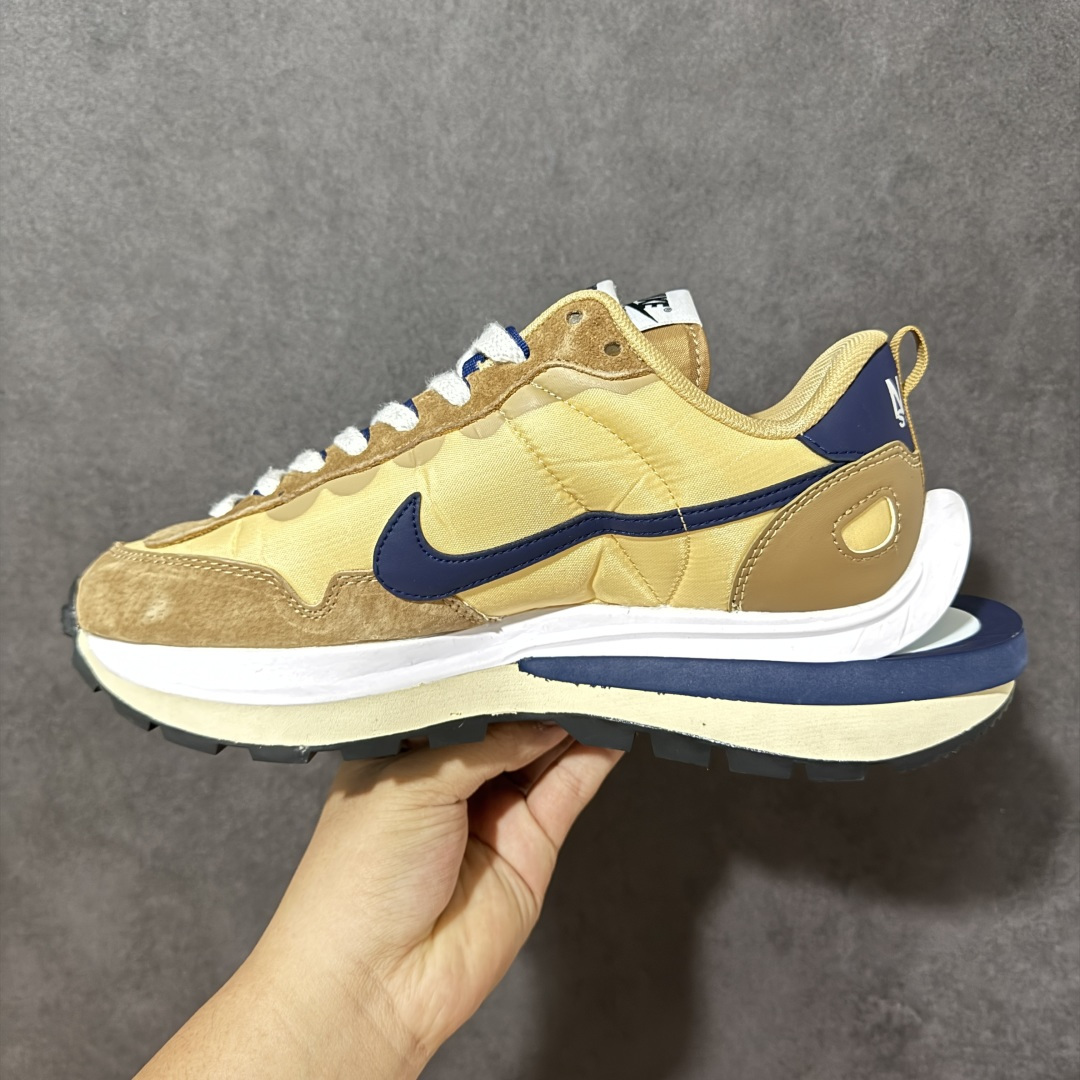 图片[2]-【公司级】Sacai x Nike VaporWaffle 华夫3.0圆头舒适低帮生活休闲鞋 – 鞋头设计：采用圆头设计，能够为脚趾提供较为充裕的空间，避免挤脚，穿着更加舒适，同时也使鞋型看起来更加饱满。 ​- 设计风格：作为sacai与Nike的联名款，该鞋款延续了sacai独特的解构主义设计风格，将Nike的经典元素进行重新组合与叠加，如双鞋舌、双鞋带、双Swoosh标志等，展现出强烈的层次感和独特的时尚感。 – 鞋底性能：中底采用双层泡沫中底，结合了Nike Vaporfly的现代中底技术和1983年Pegasus的复古中底设计，提供良好的缓震效果。外底为经典的Waffle华夫底，抓地力强，适合多种地面行走。 ​货号：DD1875-200 尺码：36-47.5-选品中心