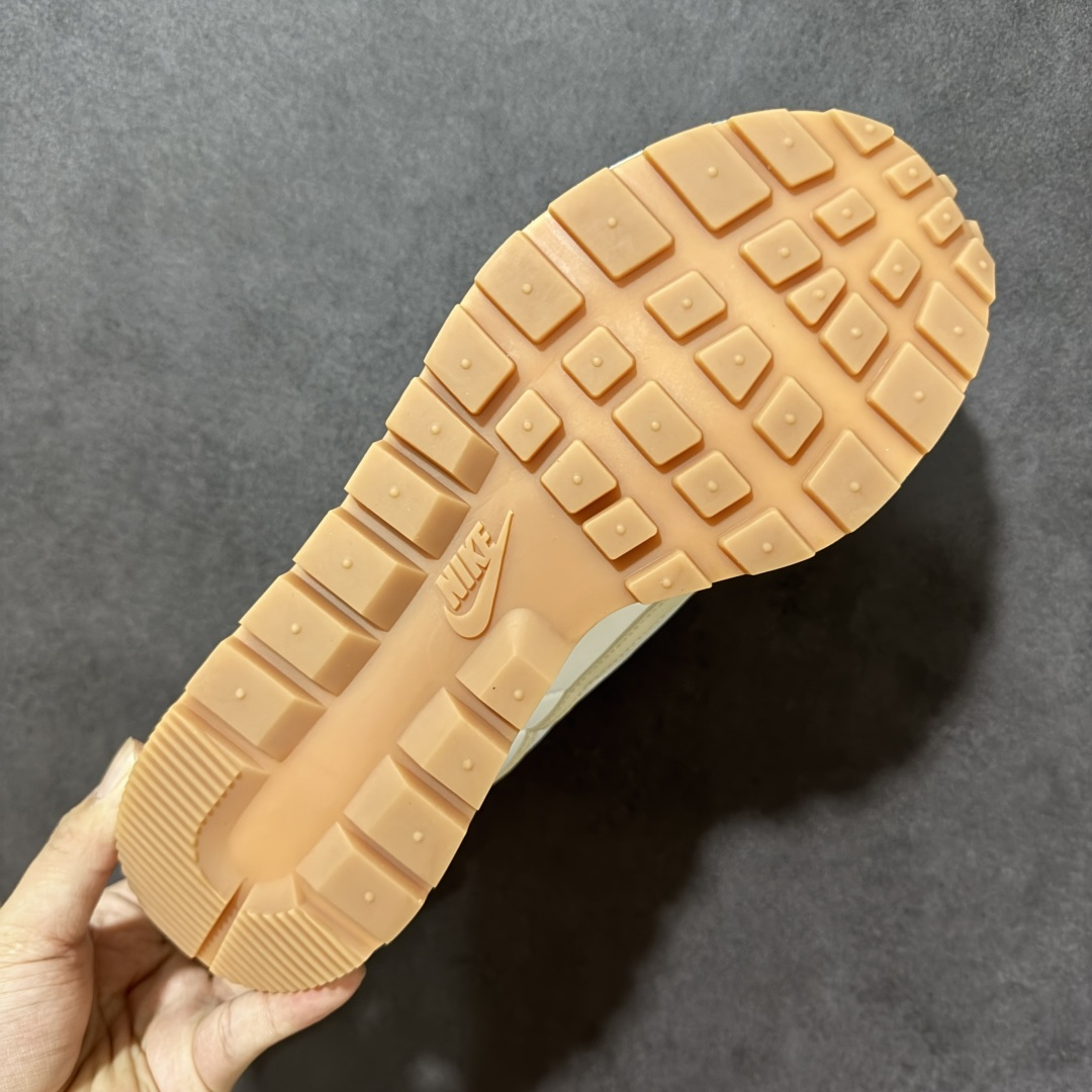 图片[9]-【公司级】Sacai x Nike VaporWaffle 华夫3.0圆头舒适低帮生活休闲鞋 – 鞋头设计：采用圆头设计，能够为脚趾提供较为充裕的空间，避免挤脚，穿着更加舒适，同时也使鞋型看起来更加饱满。 ​- 设计风格：作为sacai与Nike的联名款，该鞋款延续了sacai独特的解构主义设计风格，将Nike的经典元素进行重新组合与叠加，如双鞋舌、双鞋带、双Swoosh标志等，展现出强烈的层次感和独特的时尚感。 – 鞋底性能：中底采用双层泡沫中底，结合了Nike Vaporfly的现代中底技术和1983年Pegasus的复古中底设计，提供良好的缓震效果。外底为经典的Waffle华夫底，抓地力强，适合多种地面行走。 ​货号：DD1875-100 尺码：36-47.5-选品中心