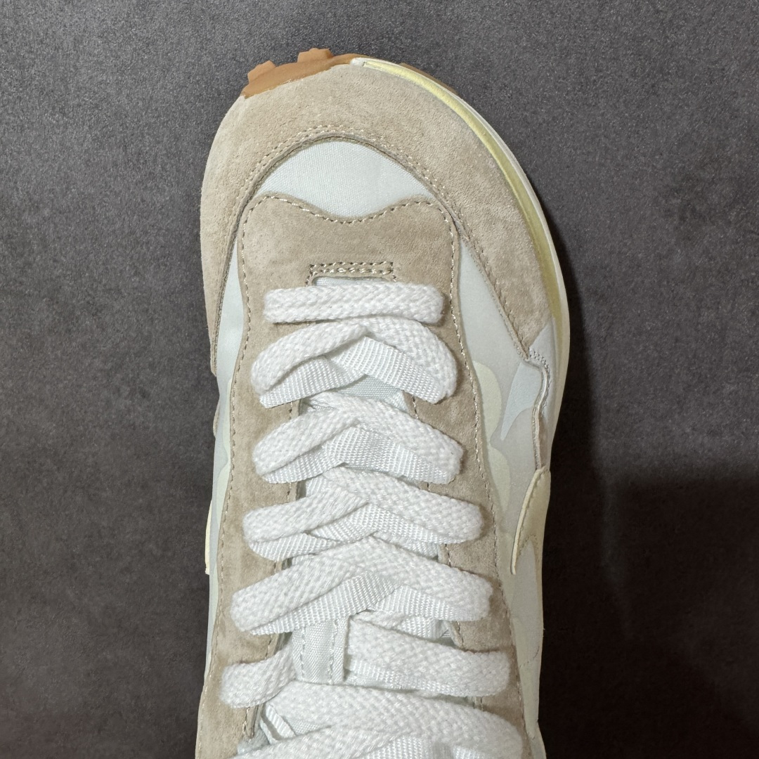 图片[5]-【公司级】Sacai x Nike VaporWaffle 华夫3.0圆头舒适低帮生活休闲鞋 – 鞋头设计：采用圆头设计，能够为脚趾提供较为充裕的空间，避免挤脚，穿着更加舒适，同时也使鞋型看起来更加饱满。 ​- 设计风格：作为sacai与Nike的联名款，该鞋款延续了sacai独特的解构主义设计风格，将Nike的经典元素进行重新组合与叠加，如双鞋舌、双鞋带、双Swoosh标志等，展现出强烈的层次感和独特的时尚感。 – 鞋底性能：中底采用双层泡沫中底，结合了Nike Vaporfly的现代中底技术和1983年Pegasus的复古中底设计，提供良好的缓震效果。外底为经典的Waffle华夫底，抓地力强，适合多种地面行走。 ​货号：DD1875-100 尺码：36-47.5-选品中心