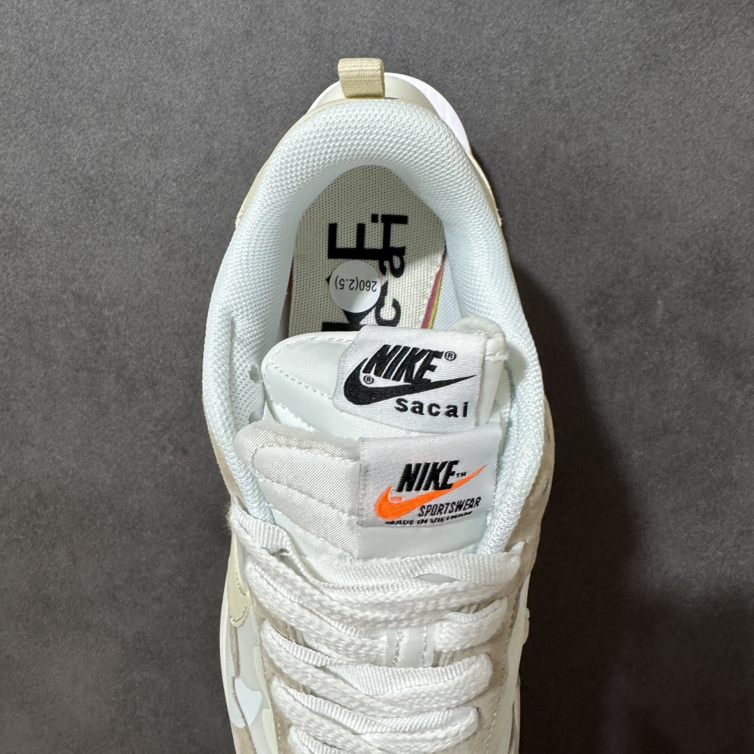 图片[6]-【公司级】Sacai x Nike VaporWaffle 华夫3.0圆头舒适低帮生活休闲鞋 – 鞋头设计：采用圆头设计，能够为脚趾提供较为充裕的空间，避免挤脚，穿着更加舒适，同时也使鞋型看起来更加饱满。 ​- 设计风格：作为sacai与Nike的联名款，该鞋款延续了sacai独特的解构主义设计风格，将Nike的经典元素进行重新组合与叠加，如双鞋舌、双鞋带、双Swoosh标志等，展现出强烈的层次感和独特的时尚感。 – 鞋底性能：中底采用双层泡沫中底，结合了Nike Vaporfly的现代中底技术和1983年Pegasus的复古中底设计，提供良好的缓震效果。外底为经典的Waffle华夫底，抓地力强，适合多种地面行走。 ​货号：DD1875-100 尺码：36-47.5-选品中心