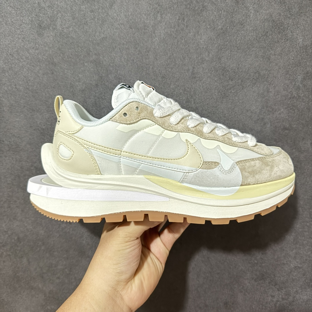 【公司级】Sacai x Nike VaporWaffle 华夫3.0圆头舒适低帮生活休闲鞋 - 鞋头设计：采用圆头设计，能够为脚趾提供较为充裕的空间，避免挤脚，穿着更加舒适，同时也使鞋型看起来更加饱满。 ​- 设计风格：作为sacai与Nike的联名款，该鞋款延续了sacai独特的解构主义设计风格，将Nike的经典元素进行重新组合与叠加，如双鞋舌、双鞋带、双Swoosh标志等，展现出强烈的层次感和独特的时尚感。 - 鞋底性能：中底采用双层泡沫中底，结合了Nike Vaporfly的现代中底技术和1983年Pegasus的复古中底设计，提供良好的缓震效果。外底为经典的Waffle华夫底，抓地力强，适合多种地面行走。 ​货号：DD1875-100 尺码：36-47.5-选品中心