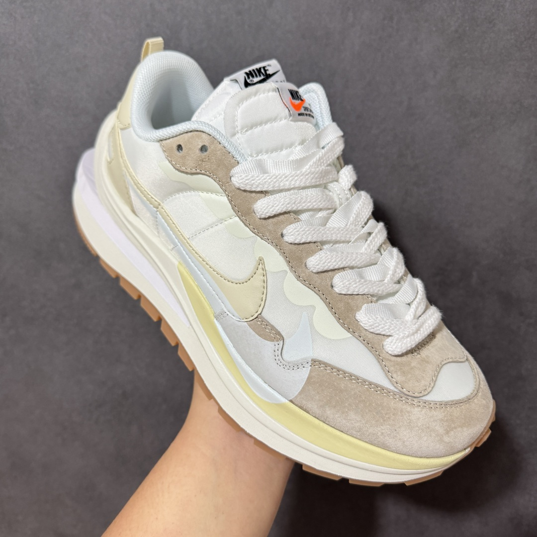 图片[3]-【公司级】Sacai x Nike VaporWaffle 华夫3.0圆头舒适低帮生活休闲鞋 – 鞋头设计：采用圆头设计，能够为脚趾提供较为充裕的空间，避免挤脚，穿着更加舒适，同时也使鞋型看起来更加饱满。 ​- 设计风格：作为sacai与Nike的联名款，该鞋款延续了sacai独特的解构主义设计风格，将Nike的经典元素进行重新组合与叠加，如双鞋舌、双鞋带、双Swoosh标志等，展现出强烈的层次感和独特的时尚感。 – 鞋底性能：中底采用双层泡沫中底，结合了Nike Vaporfly的现代中底技术和1983年Pegasus的复古中底设计，提供良好的缓震效果。外底为经典的Waffle华夫底，抓地力强，适合多种地面行走。 ​货号：DD1875-100 尺码：36-47.5-选品中心