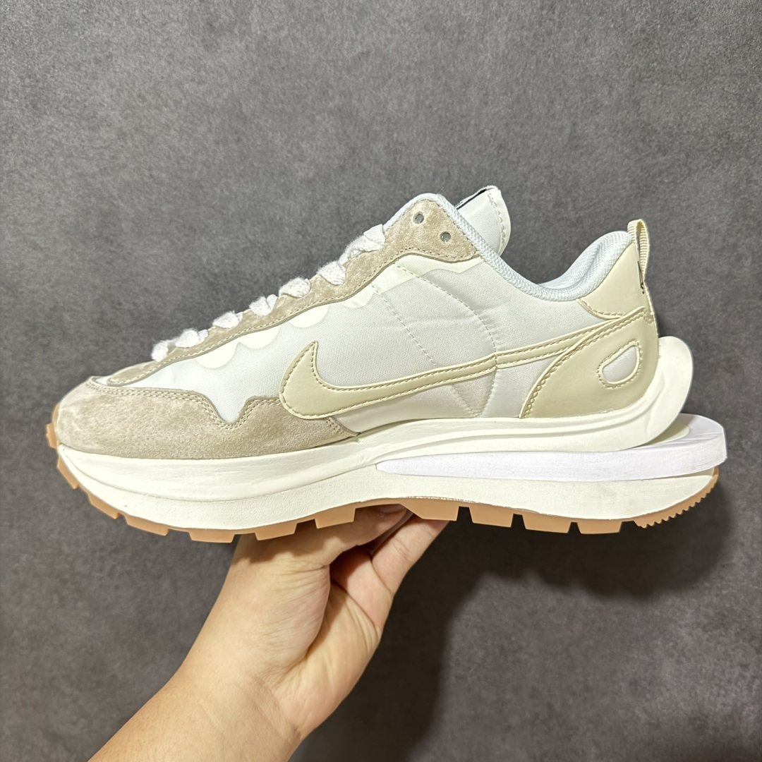 图片[2]-【公司级】Sacai x Nike VaporWaffle 华夫3.0圆头舒适低帮生活休闲鞋 – 鞋头设计：采用圆头设计，能够为脚趾提供较为充裕的空间，避免挤脚，穿着更加舒适，同时也使鞋型看起来更加饱满。 ​- 设计风格：作为sacai与Nike的联名款，该鞋款延续了sacai独特的解构主义设计风格，将Nike的经典元素进行重新组合与叠加，如双鞋舌、双鞋带、双Swoosh标志等，展现出强烈的层次感和独特的时尚感。 – 鞋底性能：中底采用双层泡沫中底，结合了Nike Vaporfly的现代中底技术和1983年Pegasus的复古中底设计，提供良好的缓震效果。外底为经典的Waffle华夫底，抓地力强，适合多种地面行走。 ​货号：DD1875-100 尺码：36-47.5-选品中心