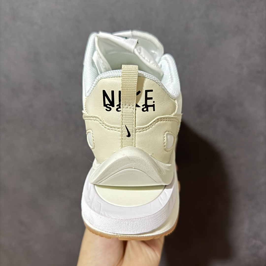 图片[4]-【公司级】Sacai x Nike VaporWaffle 华夫3.0圆头舒适低帮生活休闲鞋 – 鞋头设计：采用圆头设计，能够为脚趾提供较为充裕的空间，避免挤脚，穿着更加舒适，同时也使鞋型看起来更加饱满。 ​- 设计风格：作为sacai与Nike的联名款，该鞋款延续了sacai独特的解构主义设计风格，将Nike的经典元素进行重新组合与叠加，如双鞋舌、双鞋带、双Swoosh标志等，展现出强烈的层次感和独特的时尚感。 – 鞋底性能：中底采用双层泡沫中底，结合了Nike Vaporfly的现代中底技术和1983年Pegasus的复古中底设计，提供良好的缓震效果。外底为经典的Waffle华夫底，抓地力强，适合多种地面行走。 ​货号：DD1875-100 尺码：36-47.5-选品中心