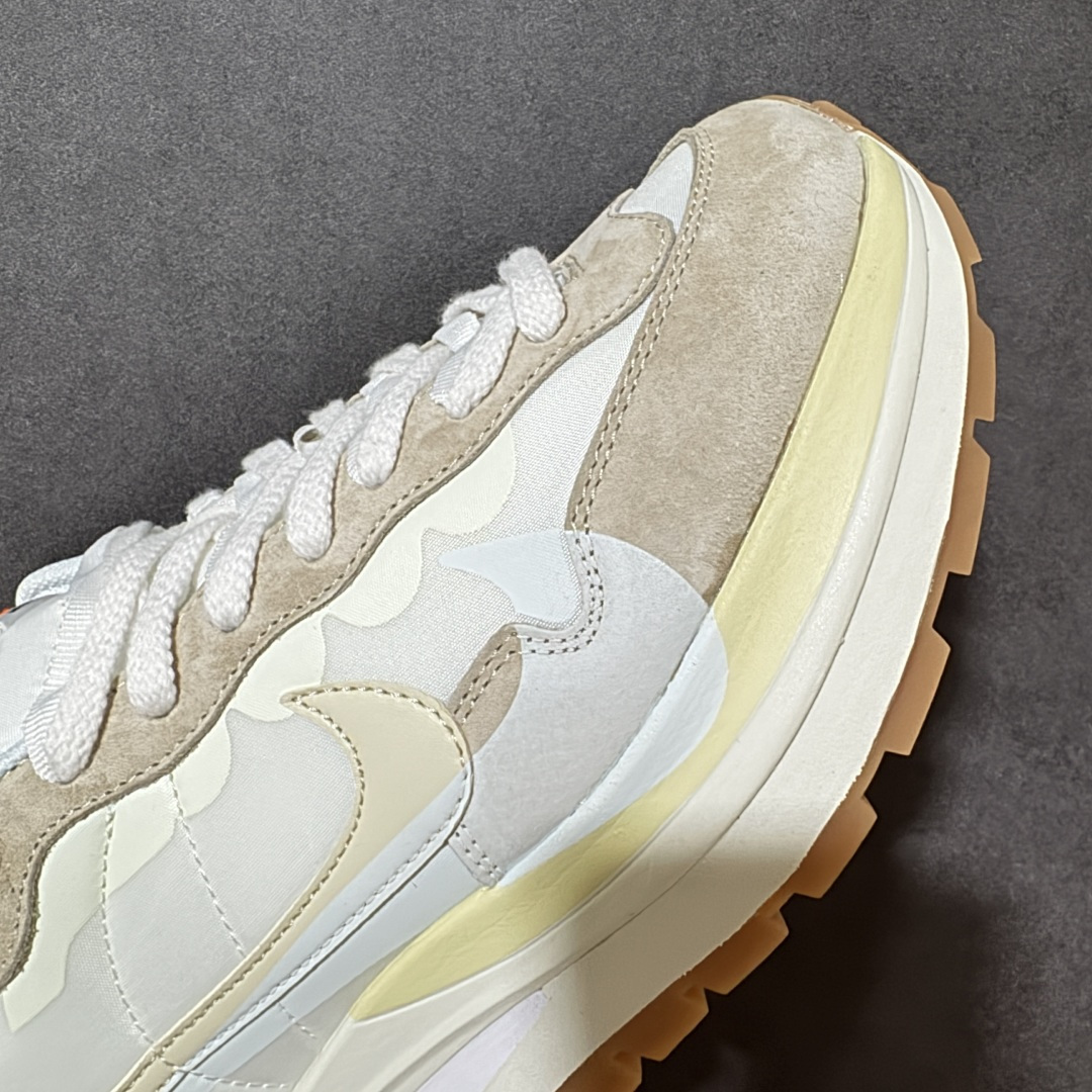 图片[8]-【公司级】Sacai x Nike VaporWaffle 华夫3.0圆头舒适低帮生活休闲鞋 – 鞋头设计：采用圆头设计，能够为脚趾提供较为充裕的空间，避免挤脚，穿着更加舒适，同时也使鞋型看起来更加饱满。 ​- 设计风格：作为sacai与Nike的联名款，该鞋款延续了sacai独特的解构主义设计风格，将Nike的经典元素进行重新组合与叠加，如双鞋舌、双鞋带、双Swoosh标志等，展现出强烈的层次感和独特的时尚感。 – 鞋底性能：中底采用双层泡沫中底，结合了Nike Vaporfly的现代中底技术和1983年Pegasus的复古中底设计，提供良好的缓震效果。外底为经典的Waffle华夫底，抓地力强，适合多种地面行走。 ​货号：DD1875-100 尺码：36-47.5-选品中心