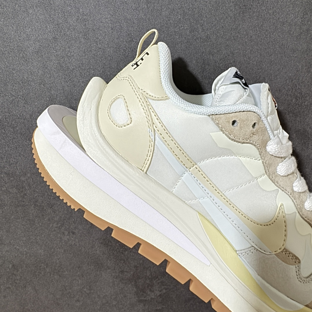 图片[7]-【公司级】Sacai x Nike VaporWaffle 华夫3.0圆头舒适低帮生活休闲鞋 – 鞋头设计：采用圆头设计，能够为脚趾提供较为充裕的空间，避免挤脚，穿着更加舒适，同时也使鞋型看起来更加饱满。 ​- 设计风格：作为sacai与Nike的联名款，该鞋款延续了sacai独特的解构主义设计风格，将Nike的经典元素进行重新组合与叠加，如双鞋舌、双鞋带、双Swoosh标志等，展现出强烈的层次感和独特的时尚感。 – 鞋底性能：中底采用双层泡沫中底，结合了Nike Vaporfly的现代中底技术和1983年Pegasus的复古中底设计，提供良好的缓震效果。外底为经典的Waffle华夫底，抓地力强，适合多种地面行走。 ​货号：DD1875-100 尺码：36-47.5-选品中心