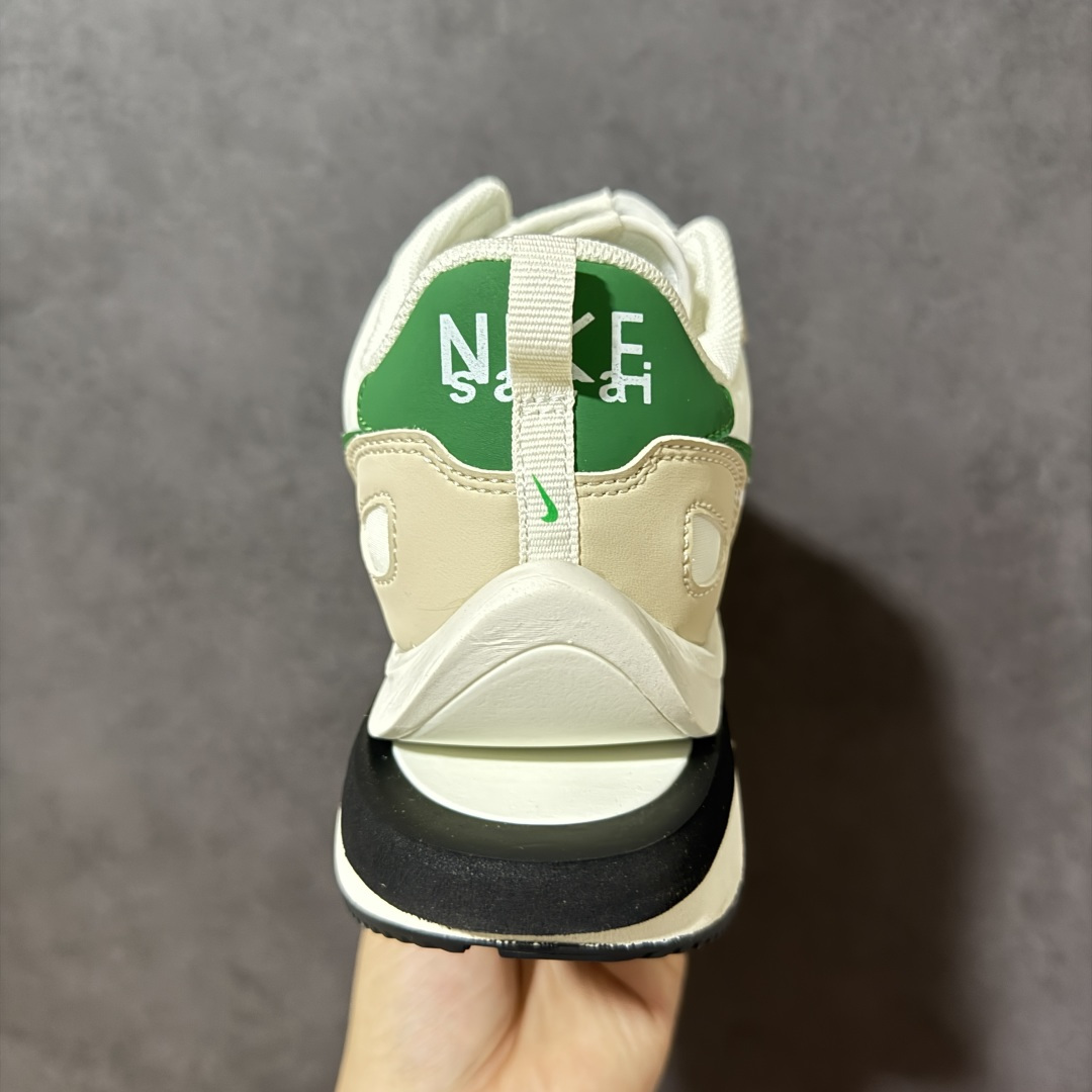 图片[4]-【公司级】Sacai x Nike VaporWaffle 华夫3.0圆头舒适低帮生活休闲鞋 – 鞋头设计：采用圆头设计，能够为脚趾提供较为充裕的空间，避免挤脚，穿着更加舒适，同时也使鞋型看起来更加饱满。 ​- 设计风格：作为sacai与Nike的联名款，该鞋款延续了sacai独特的解构主义设计风格，将Nike的经典元素进行重新组合与叠加，如双鞋舌、双鞋带、双Swoosh标志等，展现出强烈的层次感和独特的时尚感。 – 鞋底性能：中底采用双层泡沫中底，结合了Nike Vaporfly的现代中底技术和1983年Pegasus的复古中底设计，提供良好的缓震效果。外底为经典的Waffle华夫底，抓地力强，适合多种地面行走。 ​货号：DD1875-102 尺码：36-47.5-选品中心