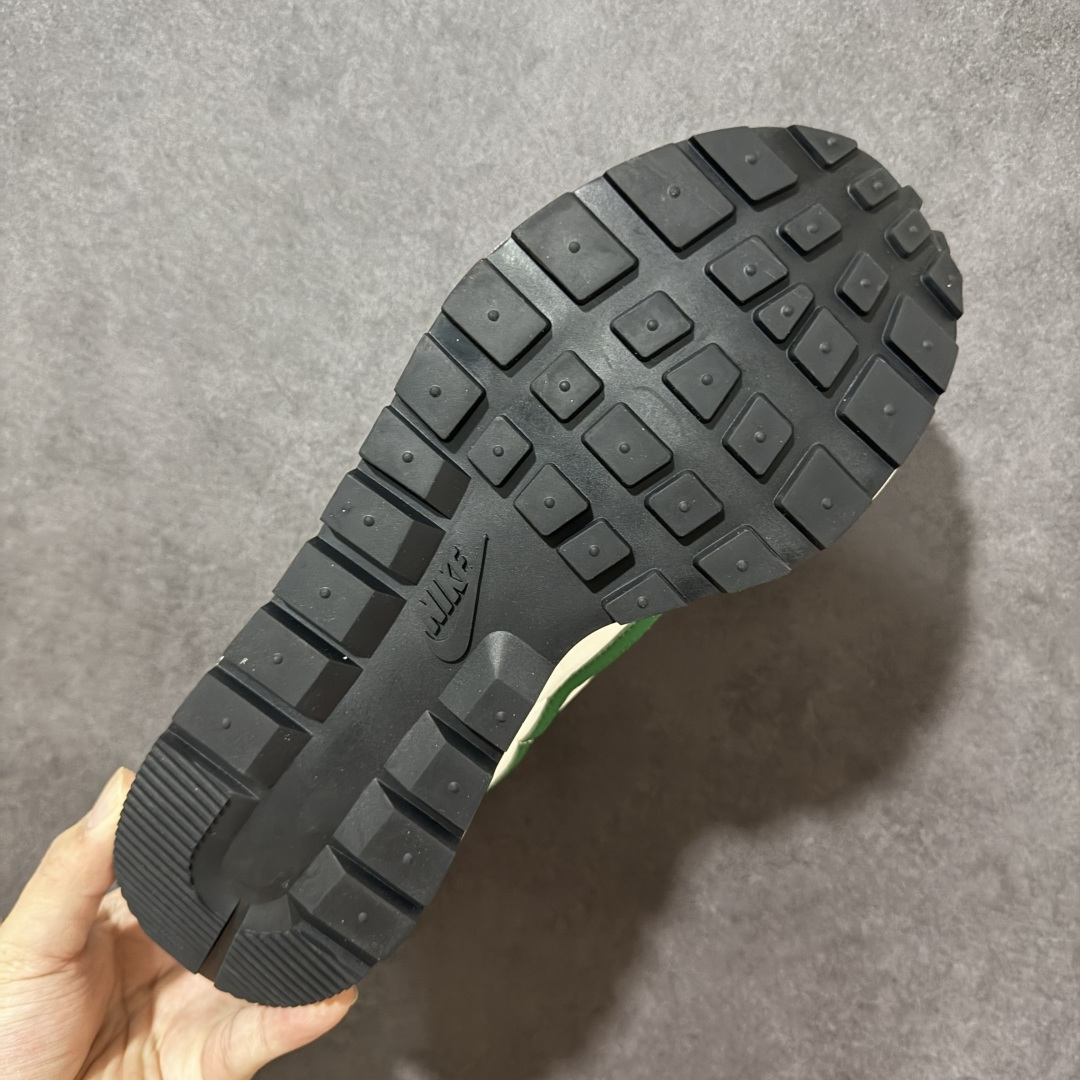 图片[9]-【公司级】Sacai x Nike VaporWaffle 华夫3.0圆头舒适低帮生活休闲鞋 – 鞋头设计：采用圆头设计，能够为脚趾提供较为充裕的空间，避免挤脚，穿着更加舒适，同时也使鞋型看起来更加饱满。 ​- 设计风格：作为sacai与Nike的联名款，该鞋款延续了sacai独特的解构主义设计风格，将Nike的经典元素进行重新组合与叠加，如双鞋舌、双鞋带、双Swoosh标志等，展现出强烈的层次感和独特的时尚感。 – 鞋底性能：中底采用双层泡沫中底，结合了Nike Vaporfly的现代中底技术和1983年Pegasus的复古中底设计，提供良好的缓震效果。外底为经典的Waffle华夫底，抓地力强，适合多种地面行走。 ​货号：DD1875-102 尺码：36-47.5-选品中心