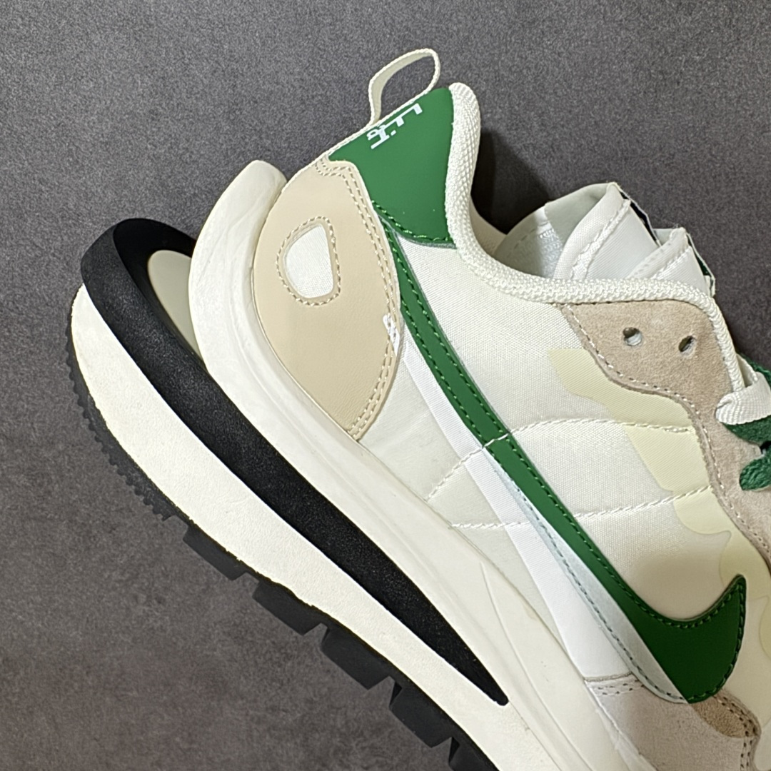 图片[7]-【公司级】Sacai x Nike VaporWaffle 华夫3.0圆头舒适低帮生活休闲鞋 – 鞋头设计：采用圆头设计，能够为脚趾提供较为充裕的空间，避免挤脚，穿着更加舒适，同时也使鞋型看起来更加饱满。 ​- 设计风格：作为sacai与Nike的联名款，该鞋款延续了sacai独特的解构主义设计风格，将Nike的经典元素进行重新组合与叠加，如双鞋舌、双鞋带、双Swoosh标志等，展现出强烈的层次感和独特的时尚感。 – 鞋底性能：中底采用双层泡沫中底，结合了Nike Vaporfly的现代中底技术和1983年Pegasus的复古中底设计，提供良好的缓震效果。外底为经典的Waffle华夫底，抓地力强，适合多种地面行走。 ​货号：DD1875-102 尺码：36-47.5-选品中心