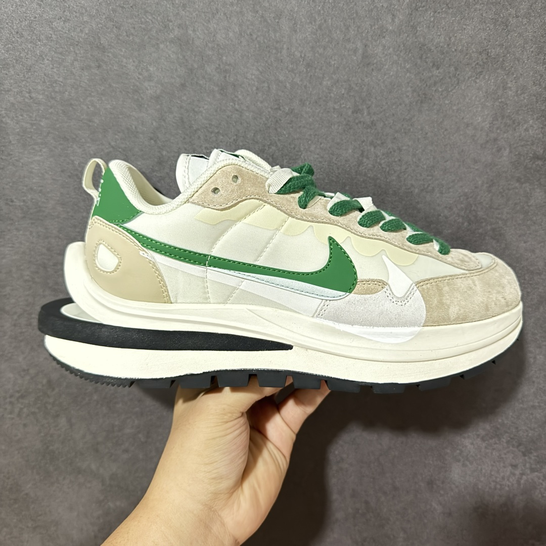 【公司级】Sacai x Nike VaporWaffle 华夫3.0圆头舒适低帮生活休闲鞋 - 鞋头设计：采用圆头设计，能够为脚趾提供较为充裕的空间，避免挤脚，穿着更加舒适，同时也使鞋型看起来更加饱满。 ​- 设计风格：作为sacai与Nike的联名款，该鞋款延续了sacai独特的解构主义设计风格，将Nike的经典元素进行重新组合与叠加，如双鞋舌、双鞋带、双Swoosh标志等，展现出强烈的层次感和独特的时尚感。 - 鞋底性能：中底采用双层泡沫中底，结合了Nike Vaporfly的现代中底技术和1983年Pegasus的复古中底设计，提供良好的缓震效果。外底为经典的Waffle华夫底，抓地力强，适合多种地面行走。 ​货号：DD1875-102 尺码：36-47.5-选品中心