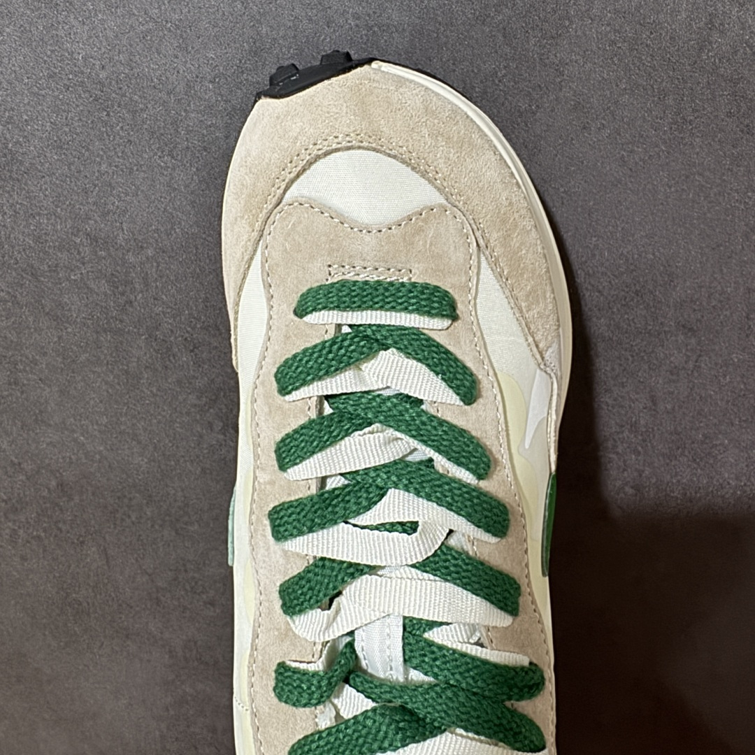图片[5]-【公司级】Sacai x Nike VaporWaffle 华夫3.0圆头舒适低帮生活休闲鞋 – 鞋头设计：采用圆头设计，能够为脚趾提供较为充裕的空间，避免挤脚，穿着更加舒适，同时也使鞋型看起来更加饱满。 ​- 设计风格：作为sacai与Nike的联名款，该鞋款延续了sacai独特的解构主义设计风格，将Nike的经典元素进行重新组合与叠加，如双鞋舌、双鞋带、双Swoosh标志等，展现出强烈的层次感和独特的时尚感。 – 鞋底性能：中底采用双层泡沫中底，结合了Nike Vaporfly的现代中底技术和1983年Pegasus的复古中底设计，提供良好的缓震效果。外底为经典的Waffle华夫底，抓地力强，适合多种地面行走。 ​货号：DD1875-102 尺码：36-47.5-选品中心