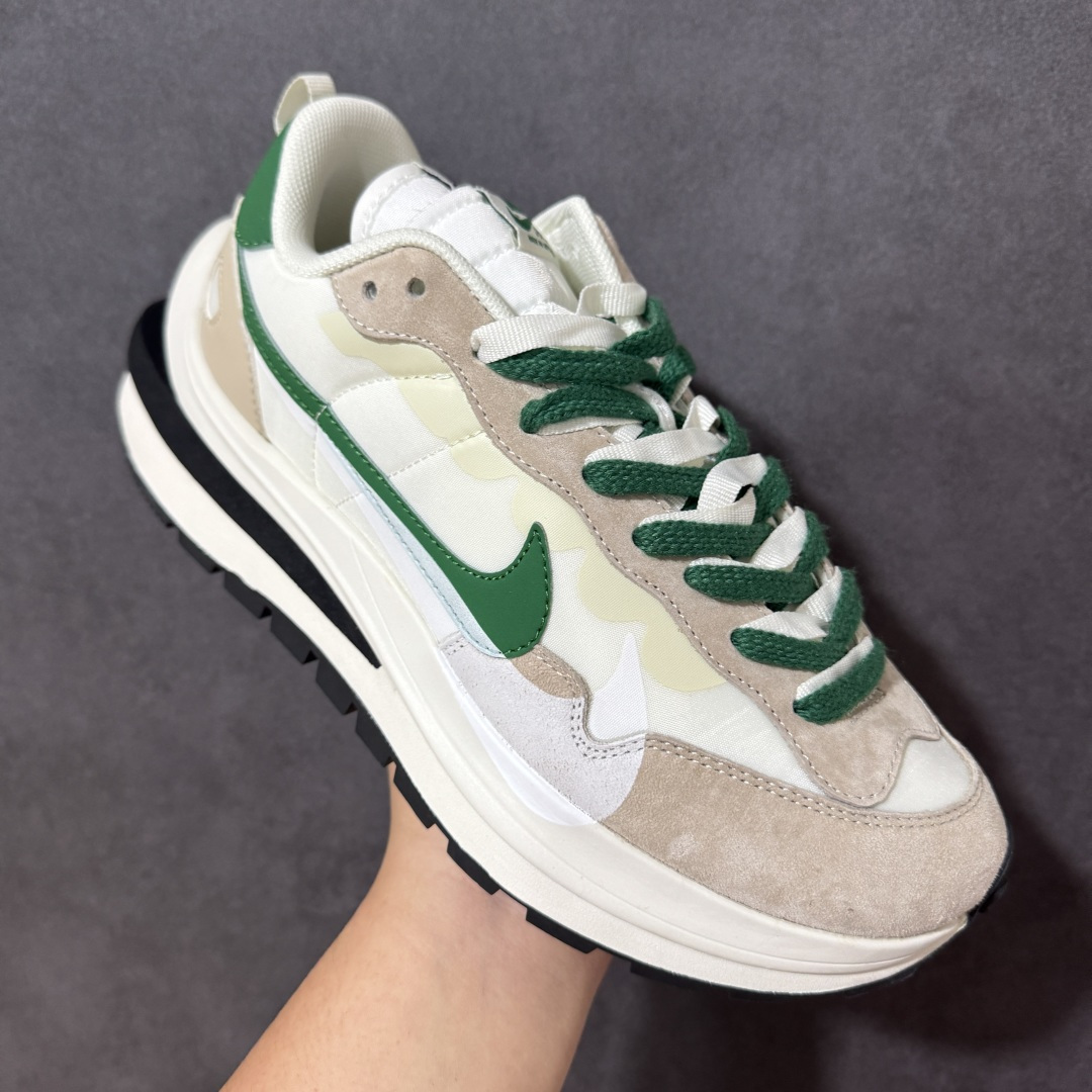 图片[3]-【公司级】Sacai x Nike VaporWaffle 华夫3.0圆头舒适低帮生活休闲鞋 – 鞋头设计：采用圆头设计，能够为脚趾提供较为充裕的空间，避免挤脚，穿着更加舒适，同时也使鞋型看起来更加饱满。 ​- 设计风格：作为sacai与Nike的联名款，该鞋款延续了sacai独特的解构主义设计风格，将Nike的经典元素进行重新组合与叠加，如双鞋舌、双鞋带、双Swoosh标志等，展现出强烈的层次感和独特的时尚感。 – 鞋底性能：中底采用双层泡沫中底，结合了Nike Vaporfly的现代中底技术和1983年Pegasus的复古中底设计，提供良好的缓震效果。外底为经典的Waffle华夫底，抓地力强，适合多种地面行走。 ​货号：DD1875-102 尺码：36-47.5-选品中心