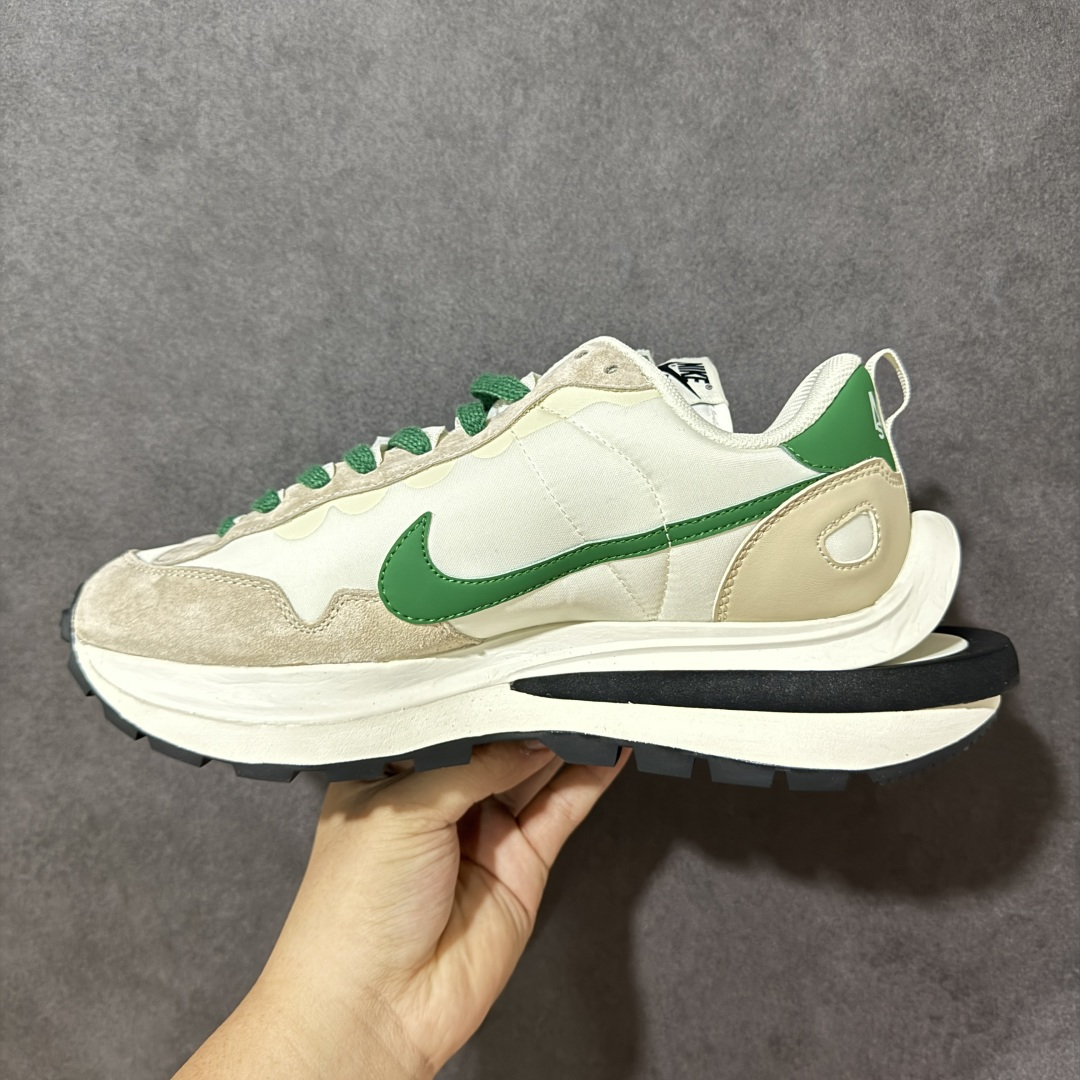 图片[2]-【公司级】Sacai x Nike VaporWaffle 华夫3.0圆头舒适低帮生活休闲鞋 – 鞋头设计：采用圆头设计，能够为脚趾提供较为充裕的空间，避免挤脚，穿着更加舒适，同时也使鞋型看起来更加饱满。 ​- 设计风格：作为sacai与Nike的联名款，该鞋款延续了sacai独特的解构主义设计风格，将Nike的经典元素进行重新组合与叠加，如双鞋舌、双鞋带、双Swoosh标志等，展现出强烈的层次感和独特的时尚感。 – 鞋底性能：中底采用双层泡沫中底，结合了Nike Vaporfly的现代中底技术和1983年Pegasus的复古中底设计，提供良好的缓震效果。外底为经典的Waffle华夫底，抓地力强，适合多种地面行走。 ​货号：DD1875-102 尺码：36-47.5-选品中心
