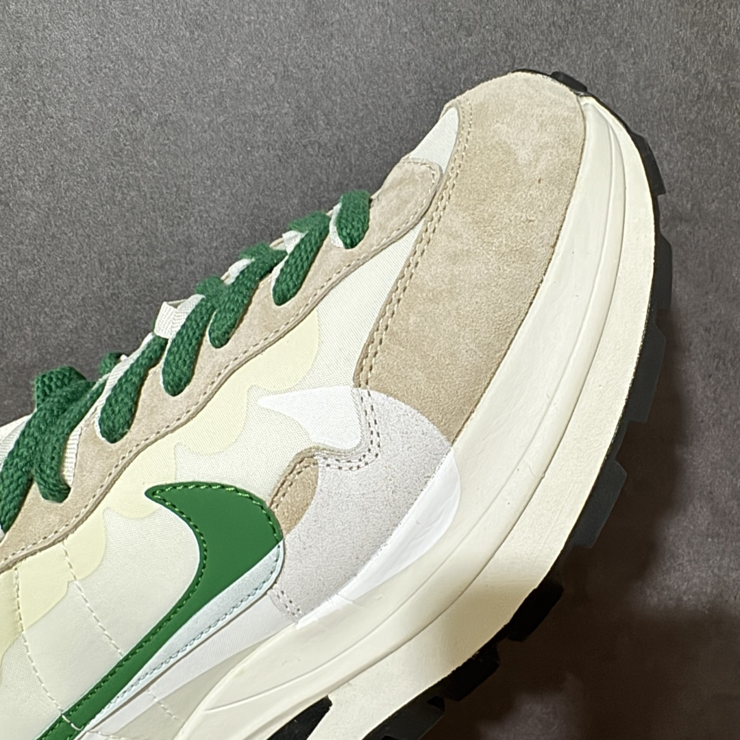 图片[8]-【公司级】Sacai x Nike VaporWaffle 华夫3.0圆头舒适低帮生活休闲鞋 – 鞋头设计：采用圆头设计，能够为脚趾提供较为充裕的空间，避免挤脚，穿着更加舒适，同时也使鞋型看起来更加饱满。 ​- 设计风格：作为sacai与Nike的联名款，该鞋款延续了sacai独特的解构主义设计风格，将Nike的经典元素进行重新组合与叠加，如双鞋舌、双鞋带、双Swoosh标志等，展现出强烈的层次感和独特的时尚感。 – 鞋底性能：中底采用双层泡沫中底，结合了Nike Vaporfly的现代中底技术和1983年Pegasus的复古中底设计，提供良好的缓震效果。外底为经典的Waffle华夫底，抓地力强，适合多种地面行走。 ​货号：DD1875-102 尺码：36-47.5-选品中心