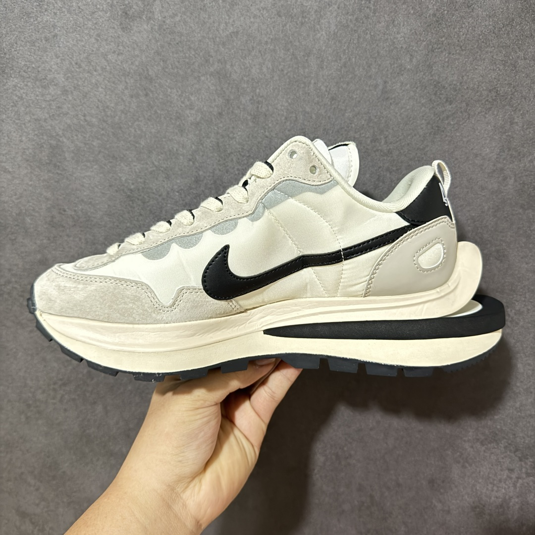 图片[2]-【公司级】Sacai x Nike VaporWaffle 华夫3.0圆头舒适低帮生活休闲鞋 – 鞋头设计：采用圆头设计，能够为脚趾提供较为充裕的空间，避免挤脚，穿着更加舒适，同时也使鞋型看起来更加饱满。 ​- 设计风格：作为sacai与Nike的联名款，该鞋款延续了sacai独特的解构主义设计风格，将Nike的经典元素进行重新组合与叠加，如双鞋舌、双鞋带、双Swoosh标志等，展现出强烈的层次感和独特的时尚感。 – 鞋底性能：中底采用双层泡沫中底，结合了Nike Vaporfly的现代中底技术和1983年Pegasus的复古中底设计，提供良好的缓震效果。外底为经典的Waffle华夫底，抓地力强，适合多种地面行走。 ​货号：DD1875-101 尺码：36-47.5-选品中心