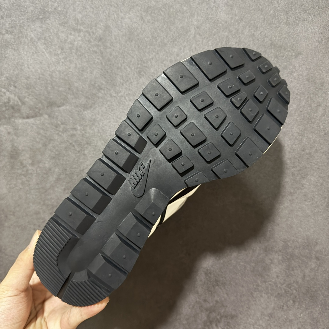 图片[9]-【公司级】Sacai x Nike VaporWaffle 华夫3.0圆头舒适低帮生活休闲鞋 – 鞋头设计：采用圆头设计，能够为脚趾提供较为充裕的空间，避免挤脚，穿着更加舒适，同时也使鞋型看起来更加饱满。 ​- 设计风格：作为sacai与Nike的联名款，该鞋款延续了sacai独特的解构主义设计风格，将Nike的经典元素进行重新组合与叠加，如双鞋舌、双鞋带、双Swoosh标志等，展现出强烈的层次感和独特的时尚感。 – 鞋底性能：中底采用双层泡沫中底，结合了Nike Vaporfly的现代中底技术和1983年Pegasus的复古中底设计，提供良好的缓震效果。外底为经典的Waffle华夫底，抓地力强，适合多种地面行走。 ​货号：DD1875-101 尺码：36-47.5-选品中心
