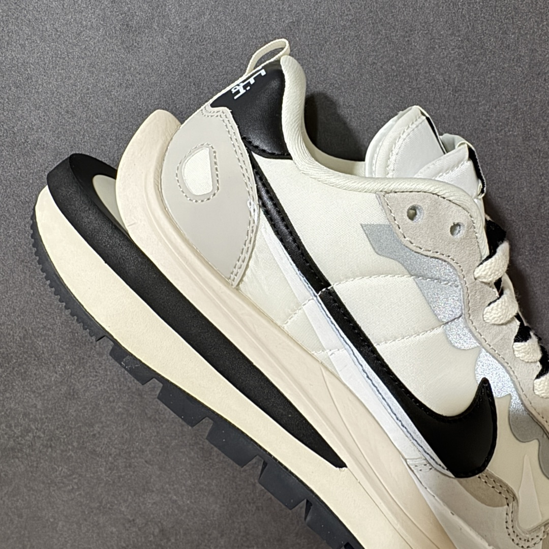 图片[7]-【公司级】Sacai x Nike VaporWaffle 华夫3.0圆头舒适低帮生活休闲鞋 – 鞋头设计：采用圆头设计，能够为脚趾提供较为充裕的空间，避免挤脚，穿着更加舒适，同时也使鞋型看起来更加饱满。 ​- 设计风格：作为sacai与Nike的联名款，该鞋款延续了sacai独特的解构主义设计风格，将Nike的经典元素进行重新组合与叠加，如双鞋舌、双鞋带、双Swoosh标志等，展现出强烈的层次感和独特的时尚感。 – 鞋底性能：中底采用双层泡沫中底，结合了Nike Vaporfly的现代中底技术和1983年Pegasus的复古中底设计，提供良好的缓震效果。外底为经典的Waffle华夫底，抓地力强，适合多种地面行走。 ​货号：DD1875-101 尺码：36-47.5-选品中心