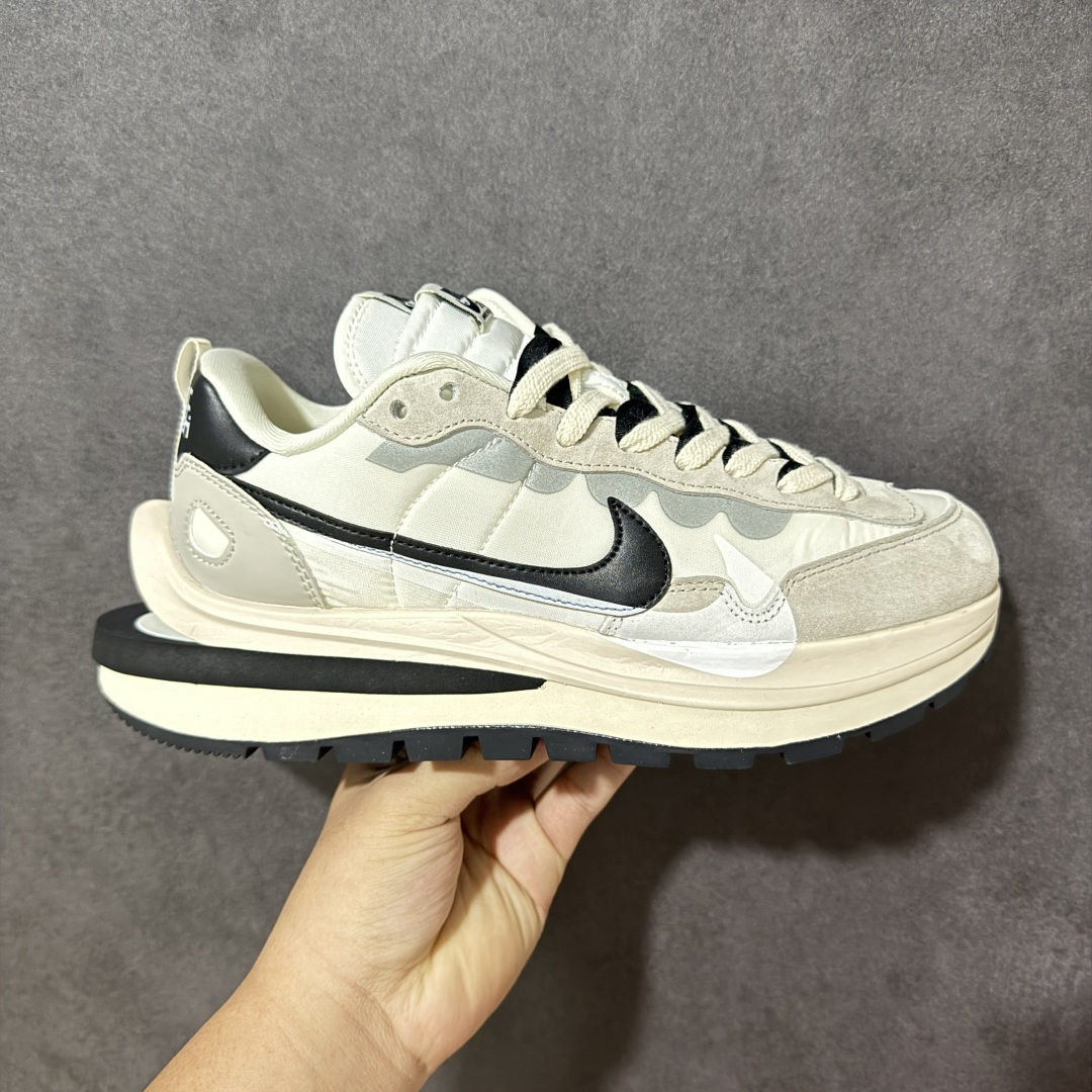 【公司级】Sacai x Nike VaporWaffle 华夫3.0圆头舒适低帮生活休闲鞋 - 鞋头设计：采用圆头设计，能够为脚趾提供较为充裕的空间，避免挤脚，穿着更加舒适，同时也使鞋型看起来更加饱满。 ​- 设计风格：作为sacai与Nike的联名款，该鞋款延续了sacai独特的解构主义设计风格，将Nike的经典元素进行重新组合与叠加，如双鞋舌、双鞋带、双Swoosh标志等，展现出强烈的层次感和独特的时尚感。 - 鞋底性能：中底采用双层泡沫中底，结合了Nike Vaporfly的现代中底技术和1983年Pegasus的复古中底设计，提供良好的缓震效果。外底为经典的Waffle华夫底，抓地力强，适合多种地面行走。 ​货号：DD1875-101 尺码：36-47.5-选品中心