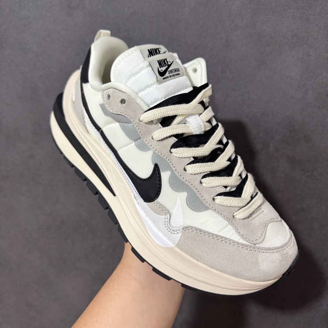 图片[3]-【公司级】Sacai x Nike VaporWaffle 华夫3.0圆头舒适低帮生活休闲鞋 – 鞋头设计：采用圆头设计，能够为脚趾提供较为充裕的空间，避免挤脚，穿着更加舒适，同时也使鞋型看起来更加饱满。 ​- 设计风格：作为sacai与Nike的联名款，该鞋款延续了sacai独特的解构主义设计风格，将Nike的经典元素进行重新组合与叠加，如双鞋舌、双鞋带、双Swoosh标志等，展现出强烈的层次感和独特的时尚感。 – 鞋底性能：中底采用双层泡沫中底，结合了Nike Vaporfly的现代中底技术和1983年Pegasus的复古中底设计，提供良好的缓震效果。外底为经典的Waffle华夫底，抓地力强，适合多种地面行走。 ​货号：DD1875-101 尺码：36-47.5-选品中心