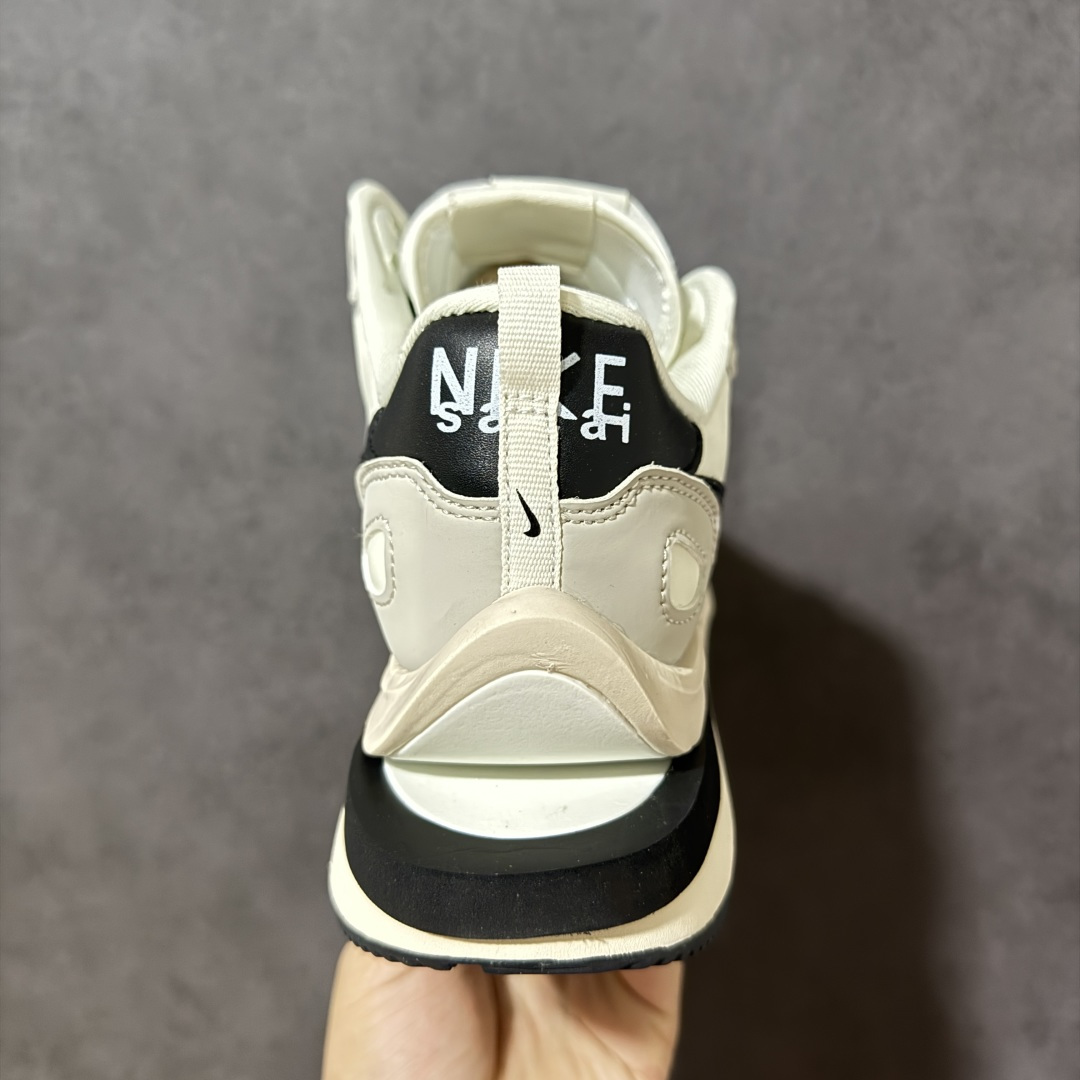 图片[4]-【公司级】Sacai x Nike VaporWaffle 华夫3.0圆头舒适低帮生活休闲鞋 – 鞋头设计：采用圆头设计，能够为脚趾提供较为充裕的空间，避免挤脚，穿着更加舒适，同时也使鞋型看起来更加饱满。 ​- 设计风格：作为sacai与Nike的联名款，该鞋款延续了sacai独特的解构主义设计风格，将Nike的经典元素进行重新组合与叠加，如双鞋舌、双鞋带、双Swoosh标志等，展现出强烈的层次感和独特的时尚感。 – 鞋底性能：中底采用双层泡沫中底，结合了Nike Vaporfly的现代中底技术和1983年Pegasus的复古中底设计，提供良好的缓震效果。外底为经典的Waffle华夫底，抓地力强，适合多种地面行走。 ​货号：DD1875-101 尺码：36-47.5-选品中心