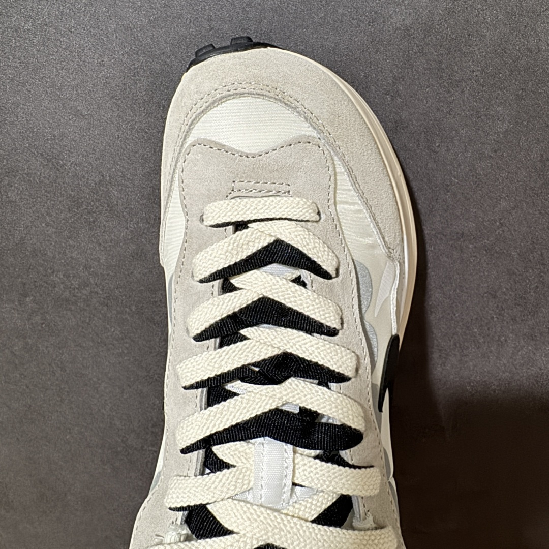图片[5]-【公司级】Sacai x Nike VaporWaffle 华夫3.0圆头舒适低帮生活休闲鞋 – 鞋头设计：采用圆头设计，能够为脚趾提供较为充裕的空间，避免挤脚，穿着更加舒适，同时也使鞋型看起来更加饱满。 ​- 设计风格：作为sacai与Nike的联名款，该鞋款延续了sacai独特的解构主义设计风格，将Nike的经典元素进行重新组合与叠加，如双鞋舌、双鞋带、双Swoosh标志等，展现出强烈的层次感和独特的时尚感。 – 鞋底性能：中底采用双层泡沫中底，结合了Nike Vaporfly的现代中底技术和1983年Pegasus的复古中底设计，提供良好的缓震效果。外底为经典的Waffle华夫底，抓地力强，适合多种地面行走。 ​货号：DD1875-101 尺码：36-47.5-选品中心