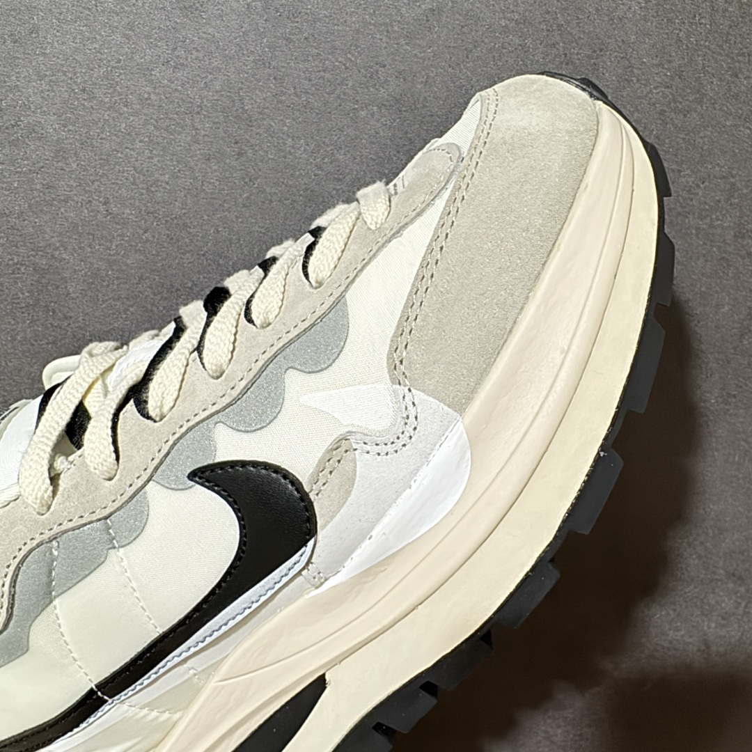 图片[8]-【公司级】Sacai x Nike VaporWaffle 华夫3.0圆头舒适低帮生活休闲鞋 – 鞋头设计：采用圆头设计，能够为脚趾提供较为充裕的空间，避免挤脚，穿着更加舒适，同时也使鞋型看起来更加饱满。 ​- 设计风格：作为sacai与Nike的联名款，该鞋款延续了sacai独特的解构主义设计风格，将Nike的经典元素进行重新组合与叠加，如双鞋舌、双鞋带、双Swoosh标志等，展现出强烈的层次感和独特的时尚感。 – 鞋底性能：中底采用双层泡沫中底，结合了Nike Vaporfly的现代中底技术和1983年Pegasus的复古中底设计，提供良好的缓震效果。外底为经典的Waffle华夫底，抓地力强，适合多种地面行走。 ​货号：DD1875-101 尺码：36-47.5-选品中心