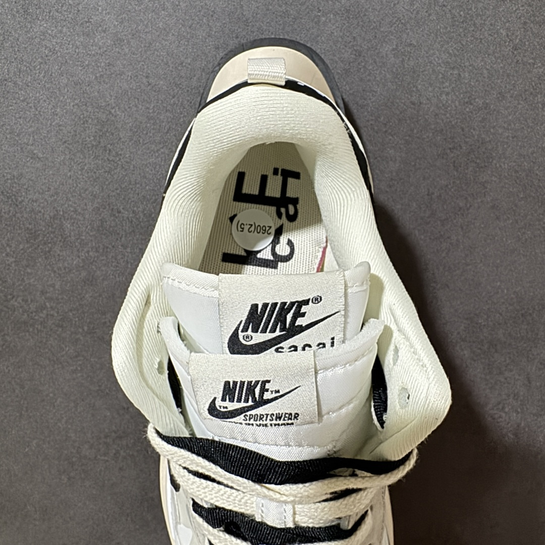 图片[6]-【公司级】Sacai x Nike VaporWaffle 华夫3.0圆头舒适低帮生活休闲鞋 – 鞋头设计：采用圆头设计，能够为脚趾提供较为充裕的空间，避免挤脚，穿着更加舒适，同时也使鞋型看起来更加饱满。 ​- 设计风格：作为sacai与Nike的联名款，该鞋款延续了sacai独特的解构主义设计风格，将Nike的经典元素进行重新组合与叠加，如双鞋舌、双鞋带、双Swoosh标志等，展现出强烈的层次感和独特的时尚感。 – 鞋底性能：中底采用双层泡沫中底，结合了Nike Vaporfly的现代中底技术和1983年Pegasus的复古中底设计，提供良好的缓震效果。外底为经典的Waffle华夫底，抓地力强，适合多种地面行走。 ​货号：DD1875-101 尺码：36-47.5-选品中心
