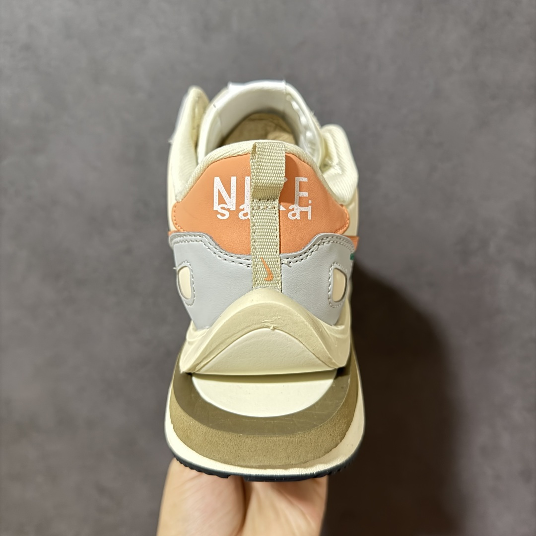 图片[4]-【公司级】Sacai x Nike VaporWaffle 华夫3.0圆头舒适低帮生活休闲鞋 – 鞋头设计：采用圆头设计，能够为脚趾提供较为充裕的空间，避免挤脚，穿着更加舒适，同时也使鞋型看起来更加饱满。 ​- 设计风格：作为sacai与Nike的联名款，该鞋款延续了sacai独特的解构主义设计风格，将Nike的经典元素进行重新组合与叠加，如双鞋舌、双鞋带、双Swoosh标志等，展现出强烈的层次感和独特的时尚感。 – 鞋底性能：中底采用双层泡沫中底，结合了Nike Vaporfly的现代中底技术和1983年Pegasus的复古中底设计，提供良好的缓震效果。外底为经典的Waffle华夫底，抓地力强，适合多种地面行走。 ​货号：DD1875-107 尺码：36-47.5-选品中心