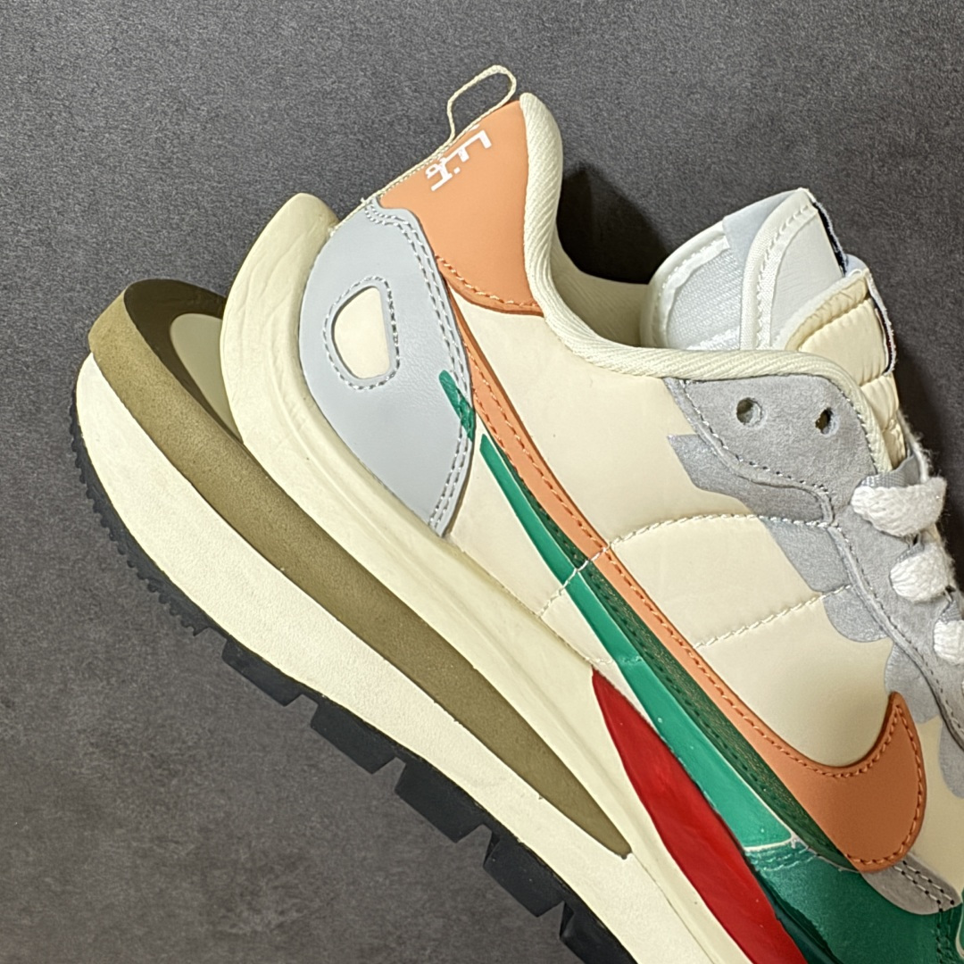 图片[7]-【公司级】Sacai x Nike VaporWaffle 华夫3.0圆头舒适低帮生活休闲鞋 – 鞋头设计：采用圆头设计，能够为脚趾提供较为充裕的空间，避免挤脚，穿着更加舒适，同时也使鞋型看起来更加饱满。 ​- 设计风格：作为sacai与Nike的联名款，该鞋款延续了sacai独特的解构主义设计风格，将Nike的经典元素进行重新组合与叠加，如双鞋舌、双鞋带、双Swoosh标志等，展现出强烈的层次感和独特的时尚感。 – 鞋底性能：中底采用双层泡沫中底，结合了Nike Vaporfly的现代中底技术和1983年Pegasus的复古中底设计，提供良好的缓震效果。外底为经典的Waffle华夫底，抓地力强，适合多种地面行走。 ​货号：DD1875-107 尺码：36-47.5-选品中心