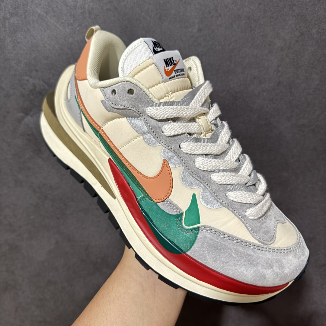 图片[3]-【公司级】Sacai x Nike VaporWaffle 华夫3.0圆头舒适低帮生活休闲鞋 – 鞋头设计：采用圆头设计，能够为脚趾提供较为充裕的空间，避免挤脚，穿着更加舒适，同时也使鞋型看起来更加饱满。 ​- 设计风格：作为sacai与Nike的联名款，该鞋款延续了sacai独特的解构主义设计风格，将Nike的经典元素进行重新组合与叠加，如双鞋舌、双鞋带、双Swoosh标志等，展现出强烈的层次感和独特的时尚感。 – 鞋底性能：中底采用双层泡沫中底，结合了Nike Vaporfly的现代中底技术和1983年Pegasus的复古中底设计，提供良好的缓震效果。外底为经典的Waffle华夫底，抓地力强，适合多种地面行走。 ​货号：DD1875-107 尺码：36-47.5-选品中心