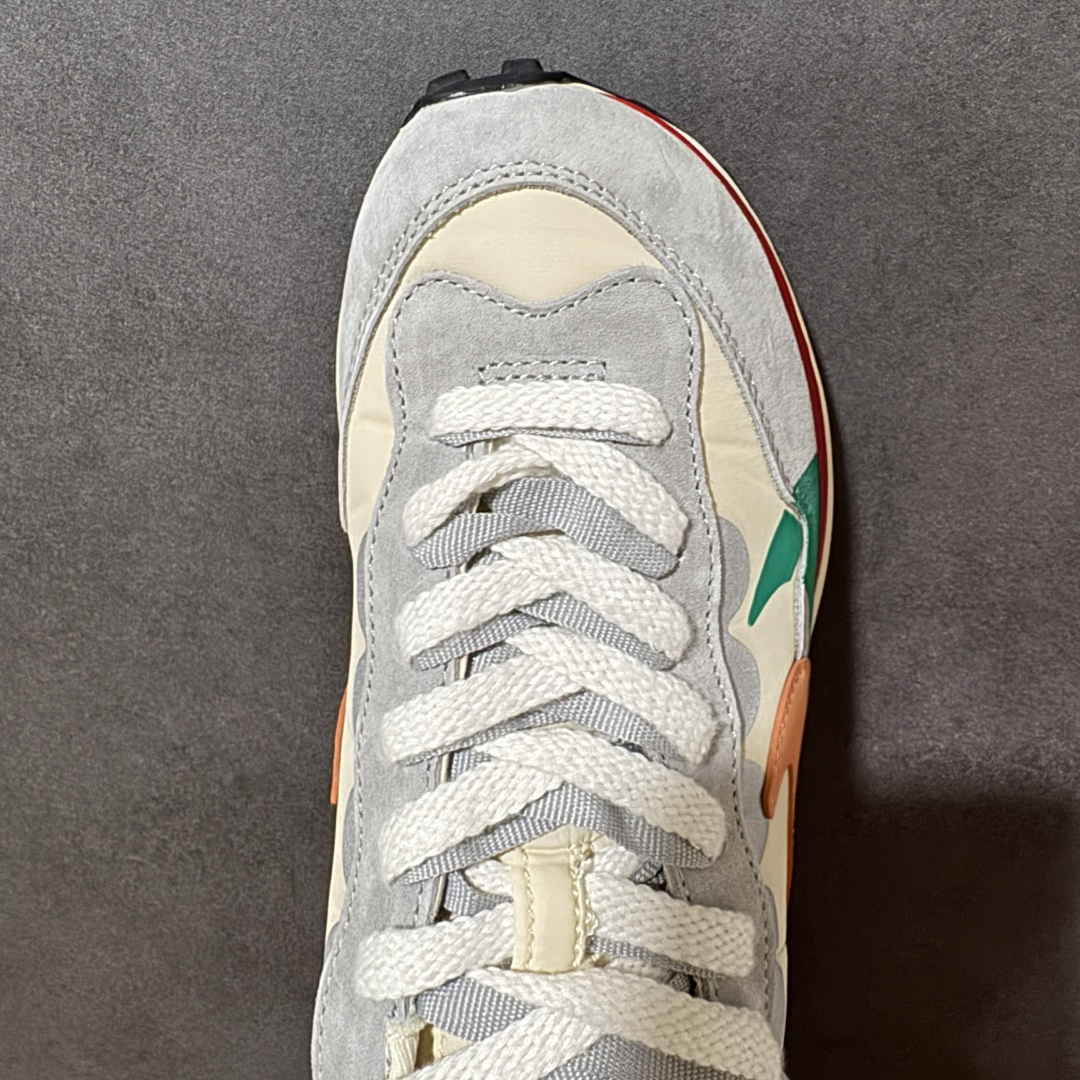 图片[5]-【公司级】Sacai x Nike VaporWaffle 华夫3.0圆头舒适低帮生活休闲鞋 – 鞋头设计：采用圆头设计，能够为脚趾提供较为充裕的空间，避免挤脚，穿着更加舒适，同时也使鞋型看起来更加饱满。 ​- 设计风格：作为sacai与Nike的联名款，该鞋款延续了sacai独特的解构主义设计风格，将Nike的经典元素进行重新组合与叠加，如双鞋舌、双鞋带、双Swoosh标志等，展现出强烈的层次感和独特的时尚感。 – 鞋底性能：中底采用双层泡沫中底，结合了Nike Vaporfly的现代中底技术和1983年Pegasus的复古中底设计，提供良好的缓震效果。外底为经典的Waffle华夫底，抓地力强，适合多种地面行走。 ​货号：DD1875-107 尺码：36-47.5-选品中心