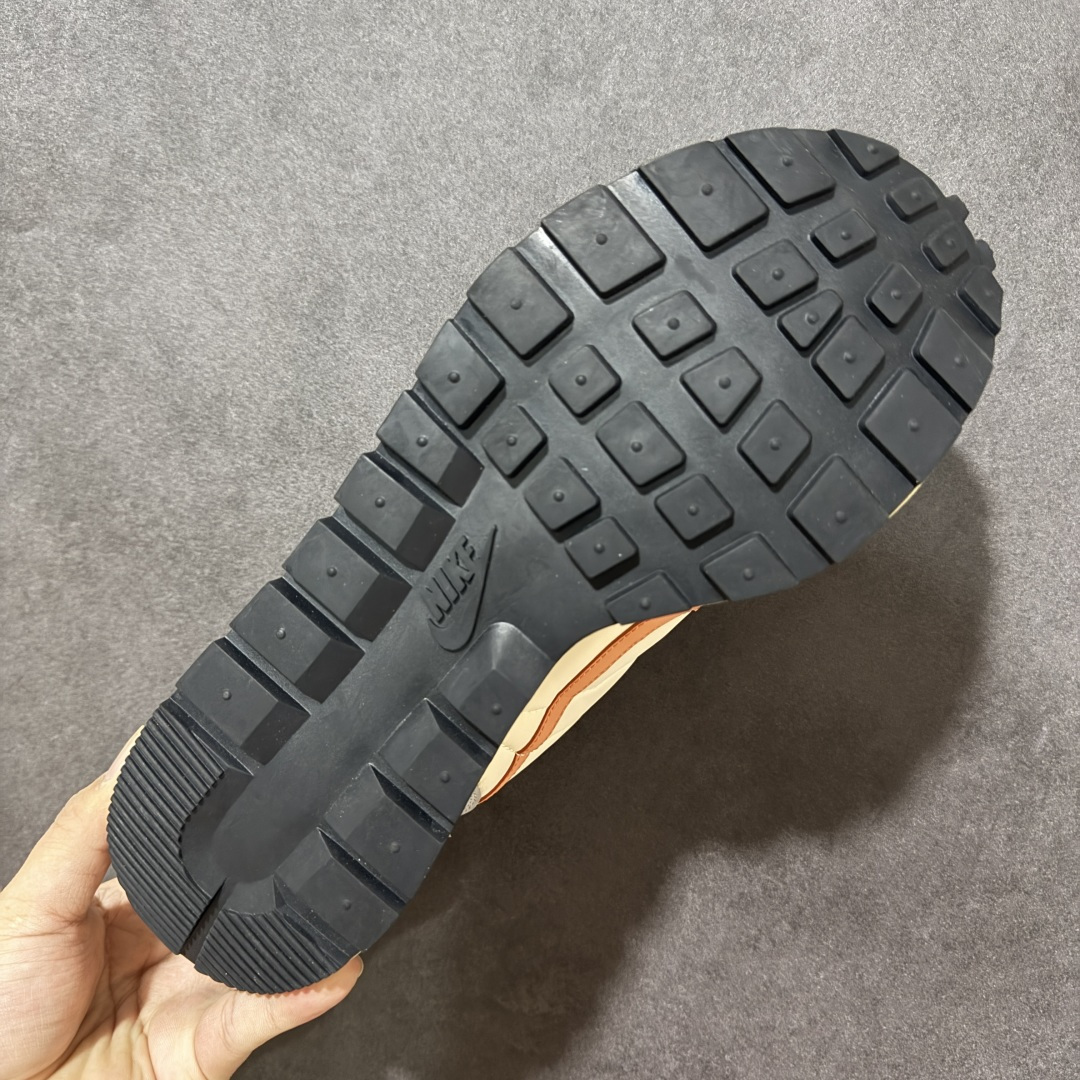 图片[9]-【公司级】Sacai x Nike VaporWaffle 华夫3.0圆头舒适低帮生活休闲鞋 – 鞋头设计：采用圆头设计，能够为脚趾提供较为充裕的空间，避免挤脚，穿着更加舒适，同时也使鞋型看起来更加饱满。 ​- 设计风格：作为sacai与Nike的联名款，该鞋款延续了sacai独特的解构主义设计风格，将Nike的经典元素进行重新组合与叠加，如双鞋舌、双鞋带、双Swoosh标志等，展现出强烈的层次感和独特的时尚感。 – 鞋底性能：中底采用双层泡沫中底，结合了Nike Vaporfly的现代中底技术和1983年Pegasus的复古中底设计，提供良好的缓震效果。外底为经典的Waffle华夫底，抓地力强，适合多种地面行走。 ​货号：DD1875-107 尺码：36-47.5-选品中心