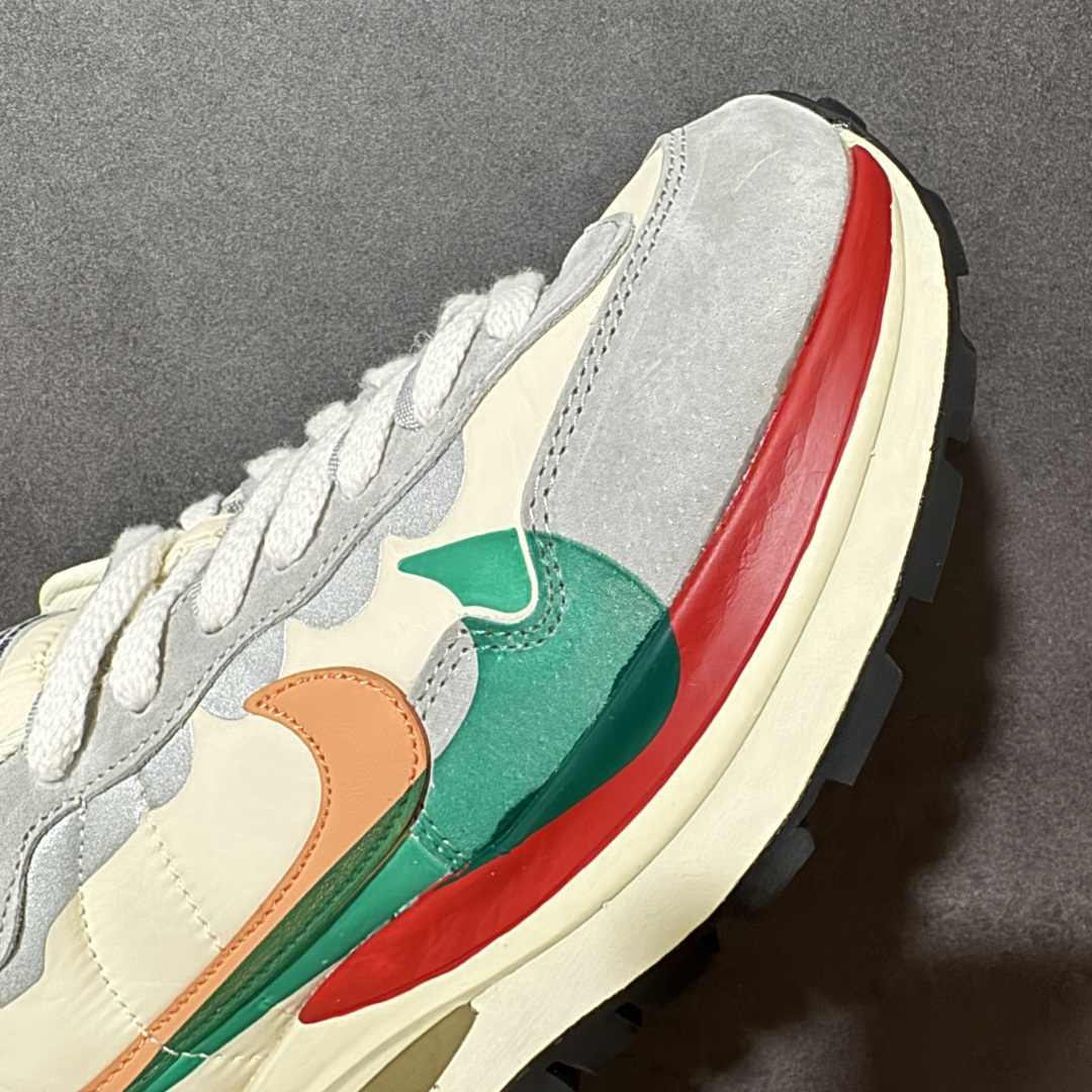 图片[8]-【公司级】Sacai x Nike VaporWaffle 华夫3.0圆头舒适低帮生活休闲鞋 – 鞋头设计：采用圆头设计，能够为脚趾提供较为充裕的空间，避免挤脚，穿着更加舒适，同时也使鞋型看起来更加饱满。 ​- 设计风格：作为sacai与Nike的联名款，该鞋款延续了sacai独特的解构主义设计风格，将Nike的经典元素进行重新组合与叠加，如双鞋舌、双鞋带、双Swoosh标志等，展现出强烈的层次感和独特的时尚感。 – 鞋底性能：中底采用双层泡沫中底，结合了Nike Vaporfly的现代中底技术和1983年Pegasus的复古中底设计，提供良好的缓震效果。外底为经典的Waffle华夫底，抓地力强，适合多种地面行走。 ​货号：DD1875-107 尺码：36-47.5-选品中心