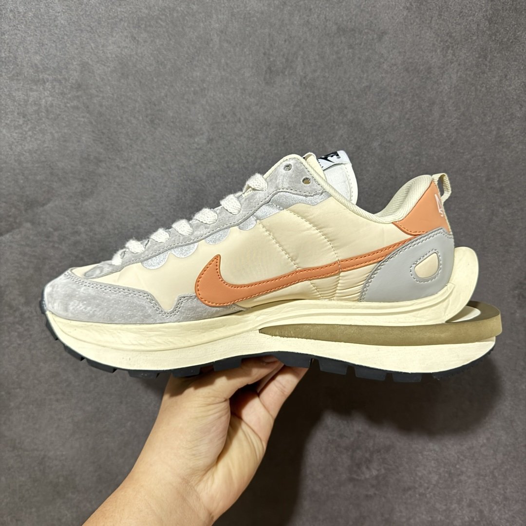 图片[2]-【公司级】Sacai x Nike VaporWaffle 华夫3.0圆头舒适低帮生活休闲鞋 – 鞋头设计：采用圆头设计，能够为脚趾提供较为充裕的空间，避免挤脚，穿着更加舒适，同时也使鞋型看起来更加饱满。 ​- 设计风格：作为sacai与Nike的联名款，该鞋款延续了sacai独特的解构主义设计风格，将Nike的经典元素进行重新组合与叠加，如双鞋舌、双鞋带、双Swoosh标志等，展现出强烈的层次感和独特的时尚感。 – 鞋底性能：中底采用双层泡沫中底，结合了Nike Vaporfly的现代中底技术和1983年Pegasus的复古中底设计，提供良好的缓震效果。外底为经典的Waffle华夫底，抓地力强，适合多种地面行走。 ​货号：DD1875-107 尺码：36-47.5-选品中心